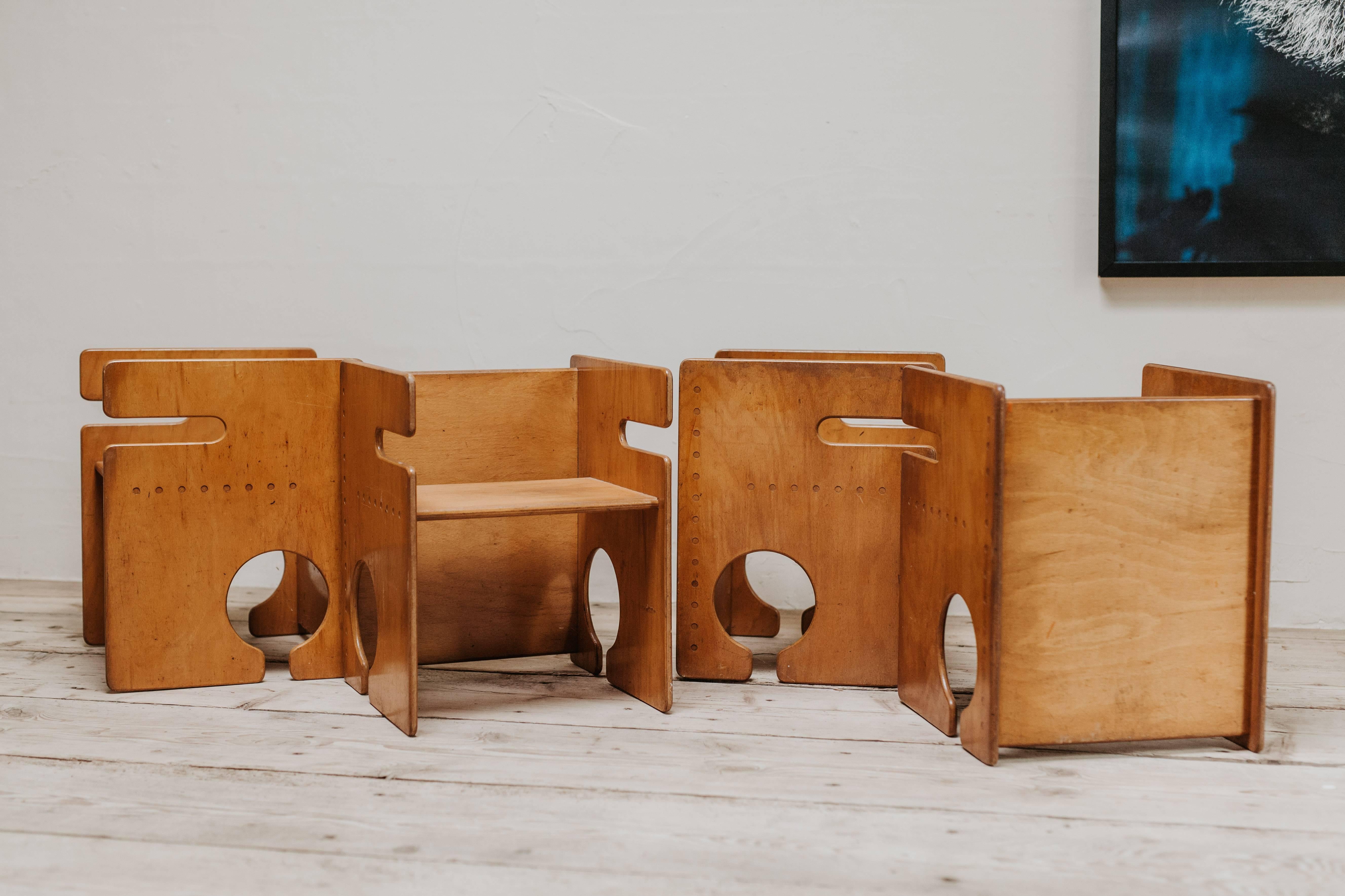 This is a rare and very charming beechwood child desk with his four chairs,
great design, probably Dutch, 1930s.
Measures: Table 118 x 60 x 60 cm
Chairs 49/30 cm high x 38 cm deep x 38 cm wide.
