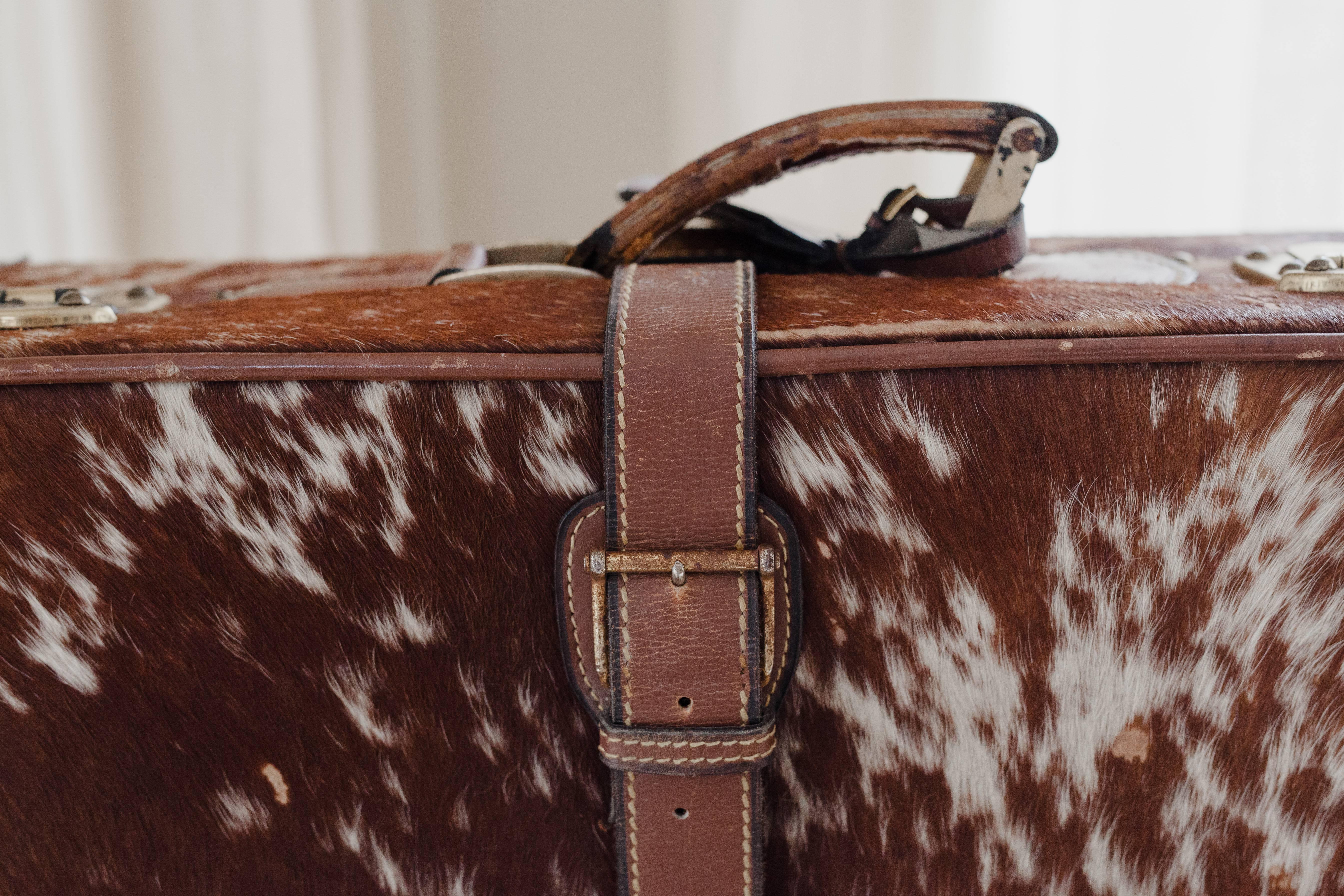 20ième siècle Ensemble de quatre valises françaises du 20ème siècle, en cuir et peau de poney en vente