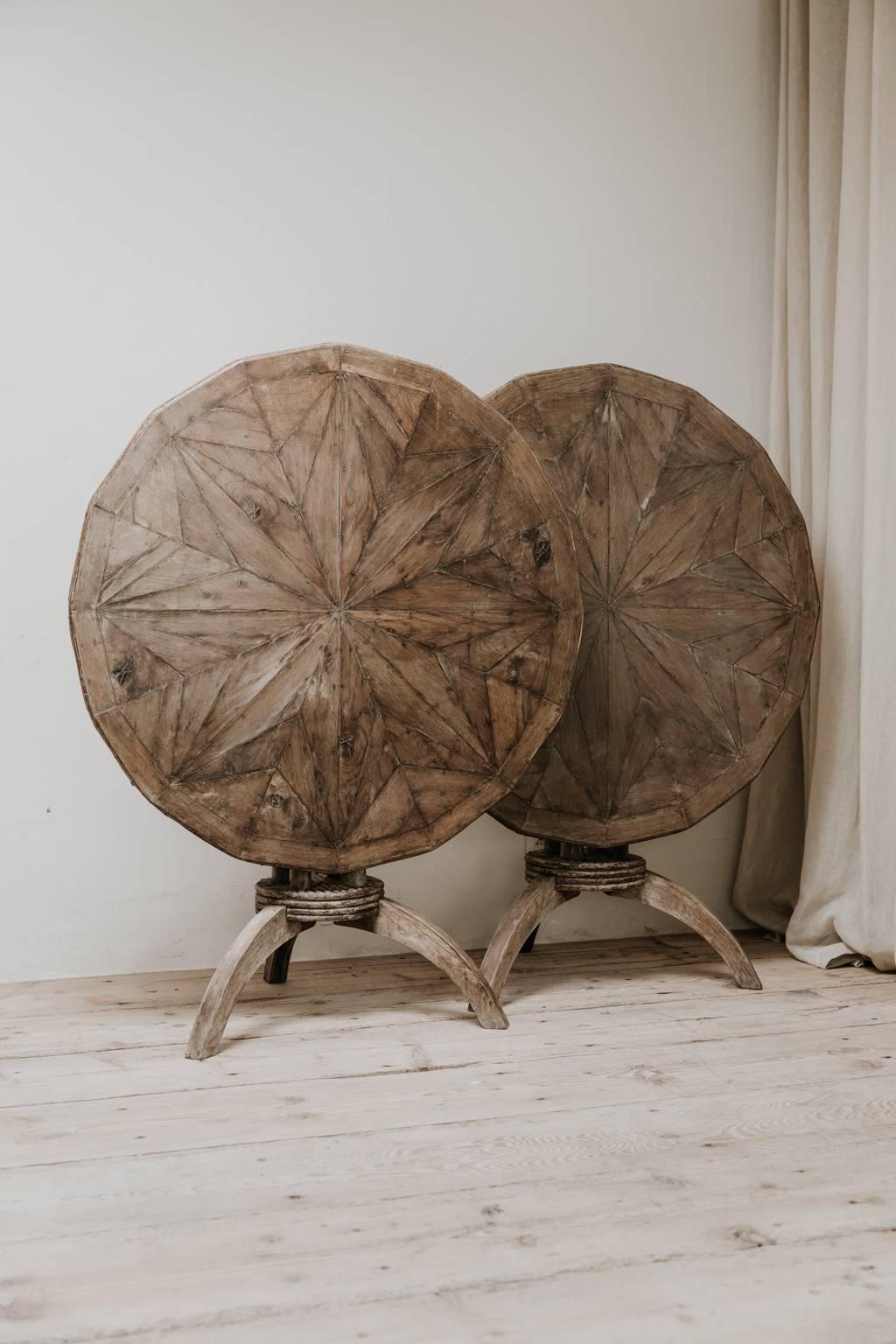 19th Century Pair of Oak and Twig Starburst Tilt-top Tables In Good Condition In Brecht, BE