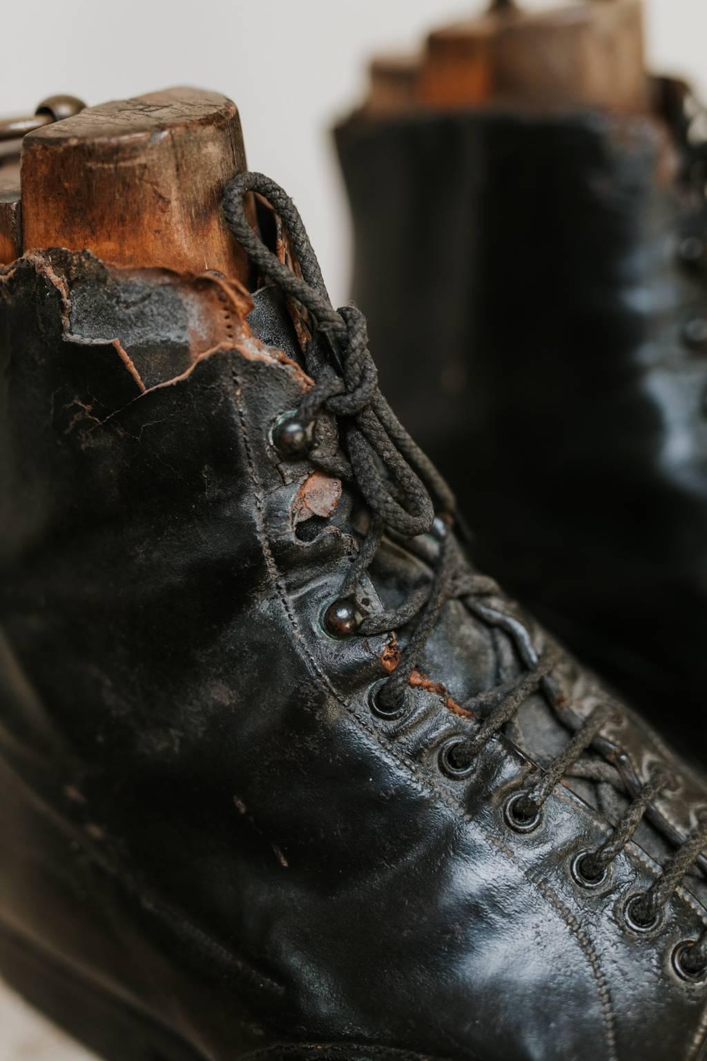 Early 20th Century Pair of Black Leather Giant Shoes In Distressed Condition In Brecht, BE