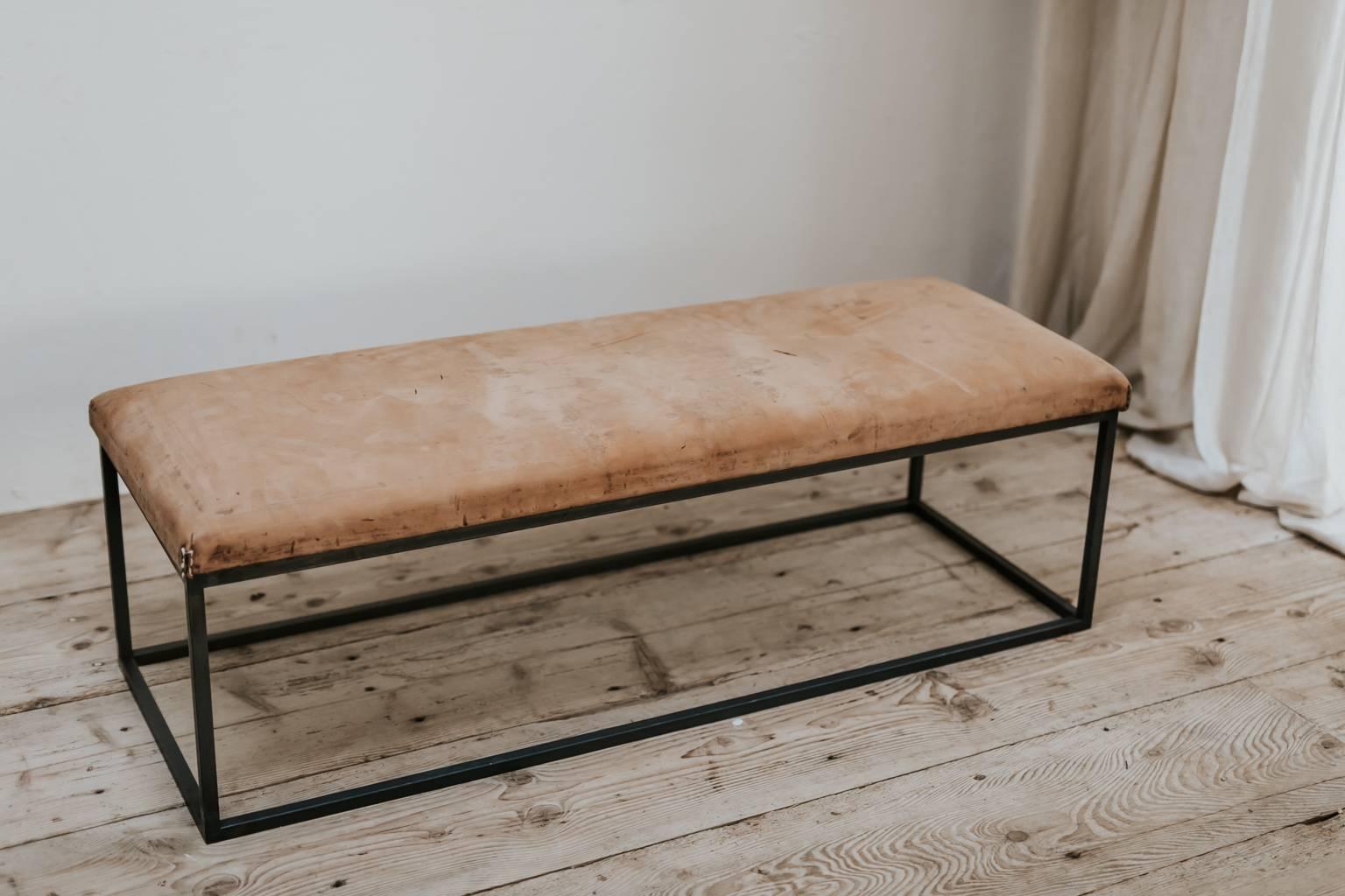 Table basse ou table de chevet sur mesure, plateau en cuir ancien sur base en fer contemporain Bon état - En vente à Brecht, BE