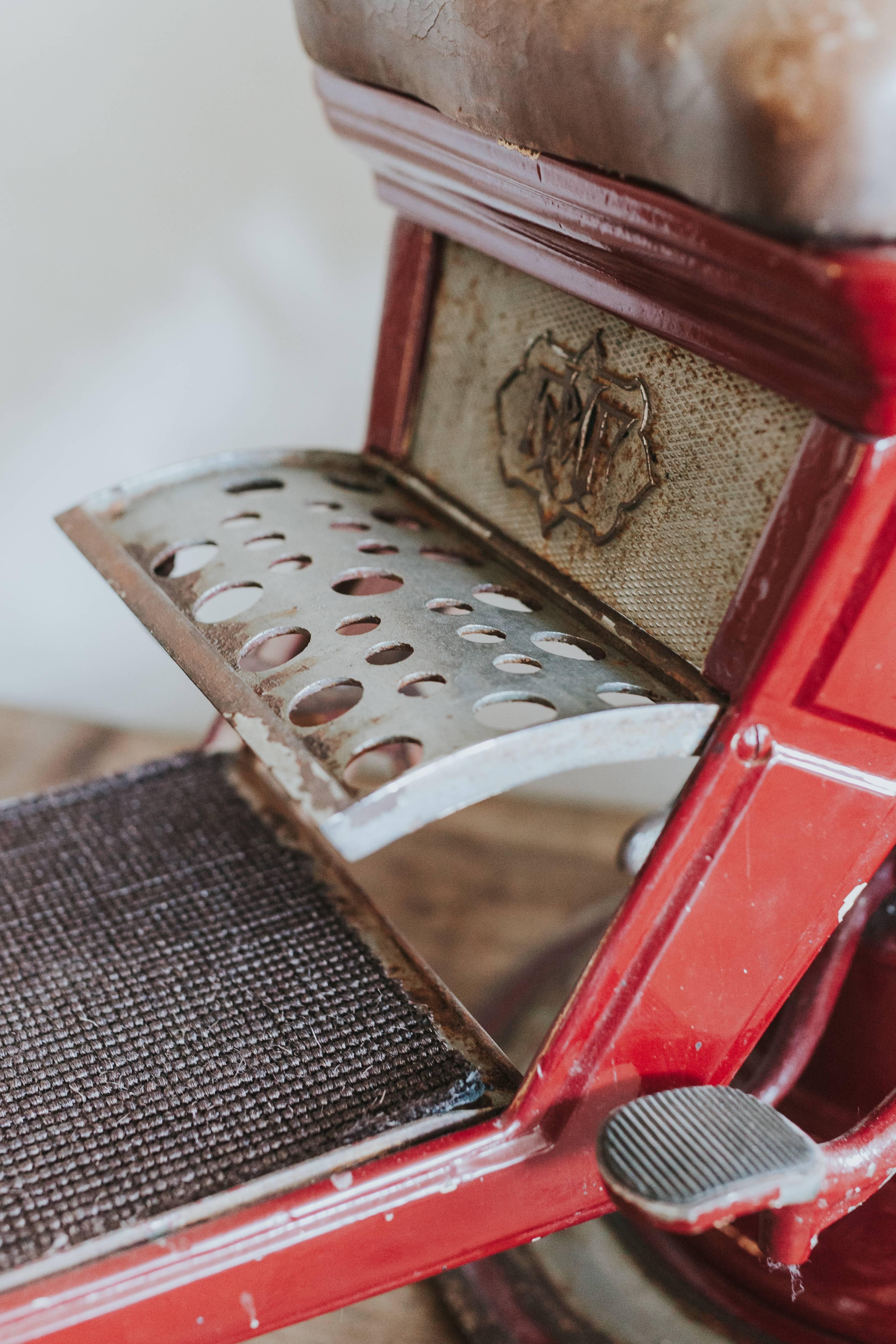 This antique dentist chair, enameled cast iron, steel and leather was made in the USA during the 1920s.