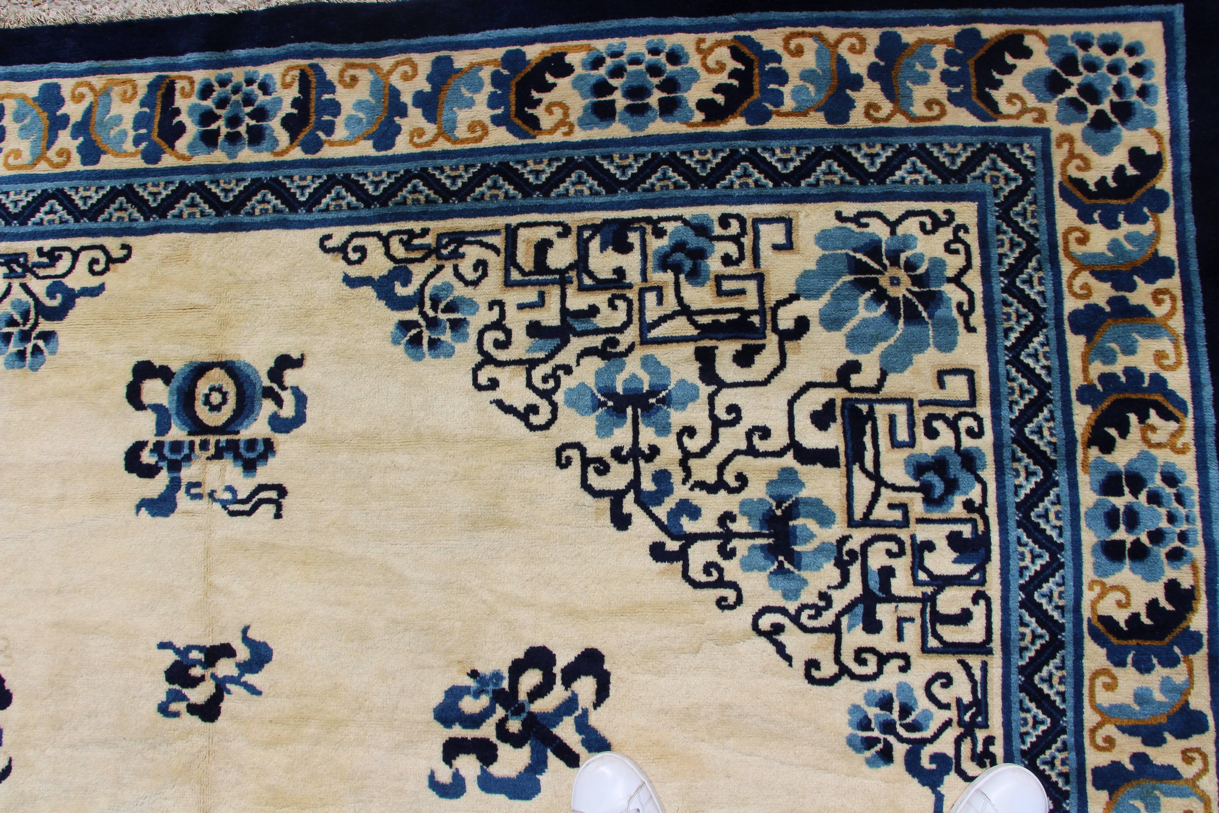 20th century Chinese rug extra fine quality,
circa 1950.
Beige and blue.