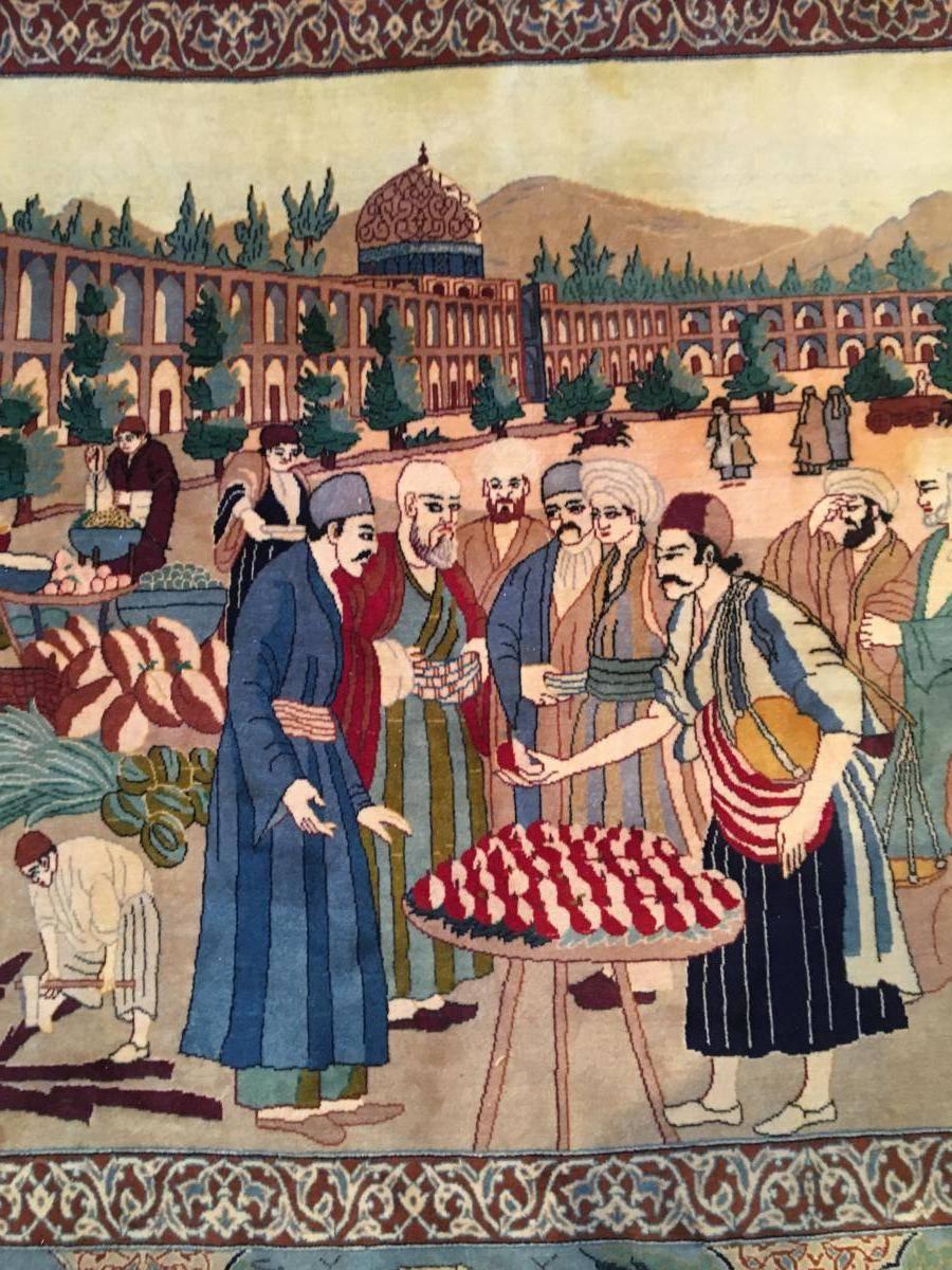Rare rug representative of the market of Ispahan wool, silk weft.
Measures: 160 x 115 cm.
