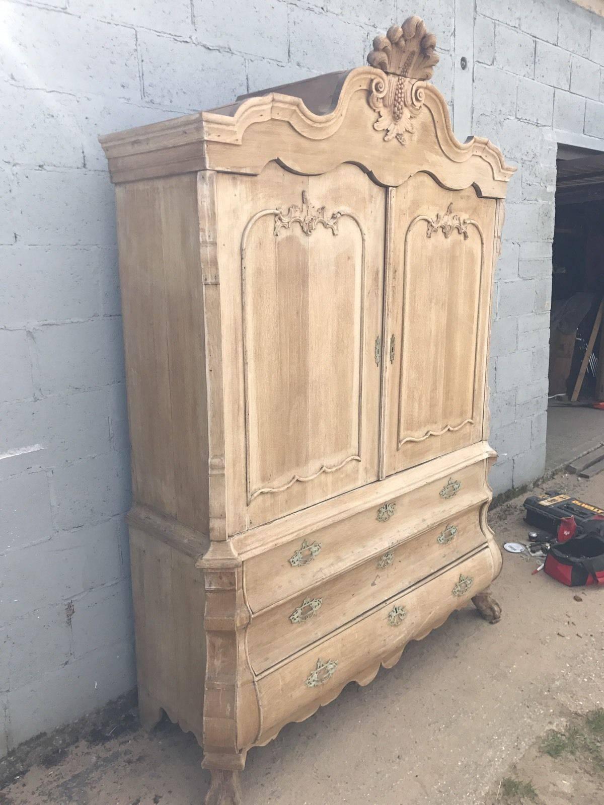 Here we have a stunning French linen press or armoire. It's been stripped back to its original wood and has fabulous patina from over the centuries. Dated circa 1780s.

Dismantled for ease of transportation. Price includes putting together at your