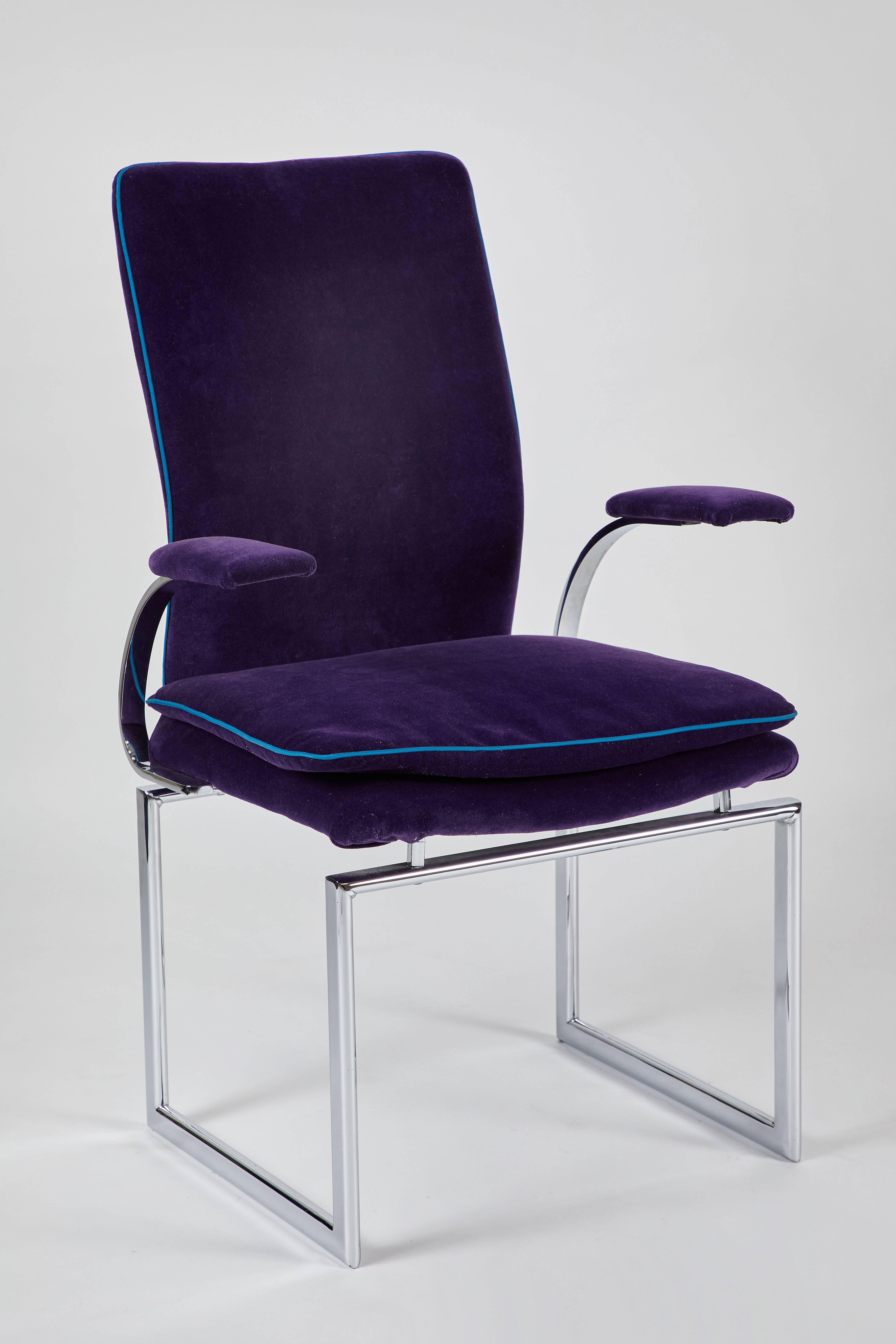 Deux fauteuils chromés et tapissés par Pieff & Co. Meuble, Royaume-Uni. Nouvellement tapissé en velours de coton. Chrome fraîchement poli. Bonne échelle pour la salle à manger ou comme chaises d'appoint. Le prix est fixé pour la paire.