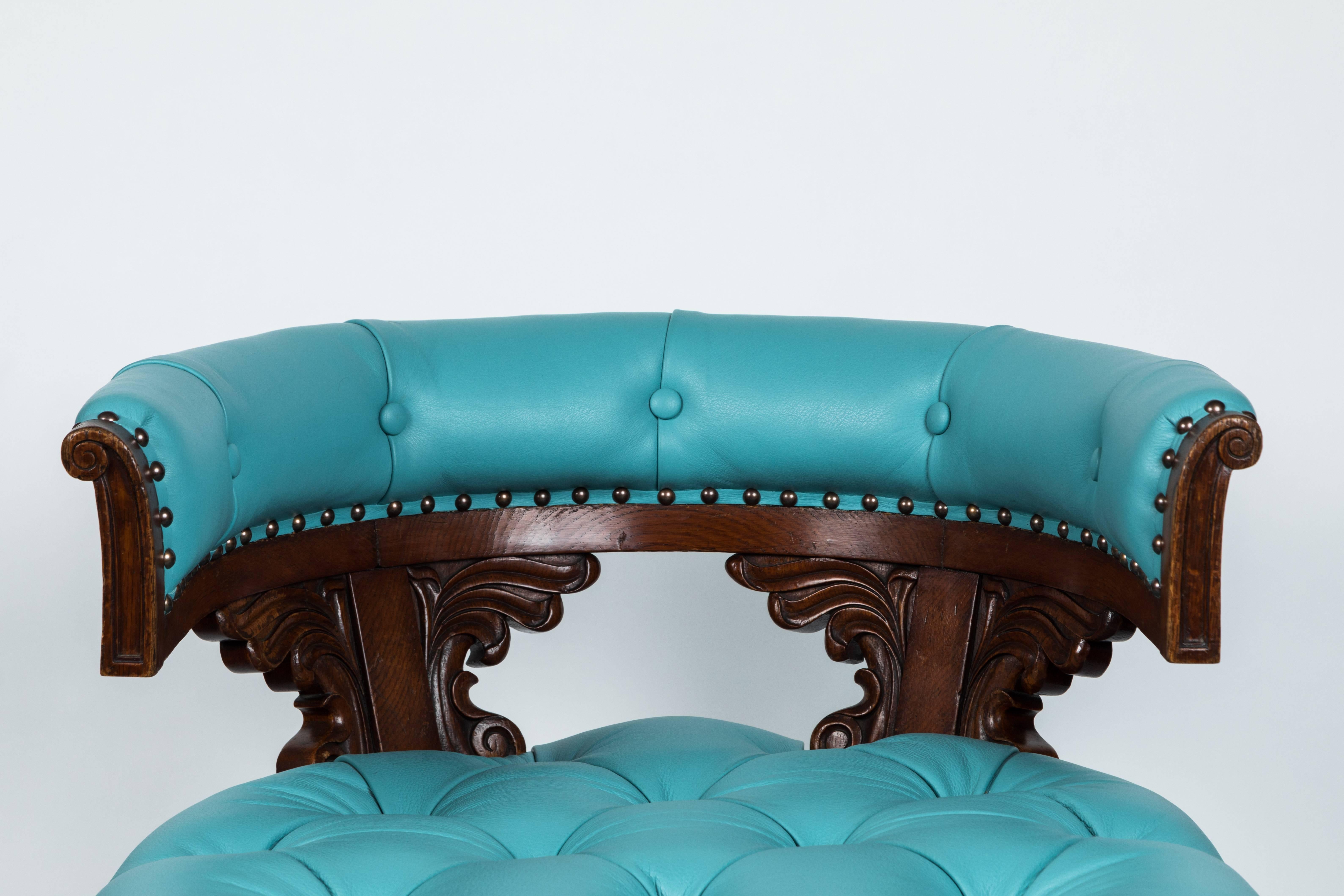 Antique William IV Klismos-style chair in mahogany, English, circa 1830, restored and newly re-upholstered in turquoise leather.