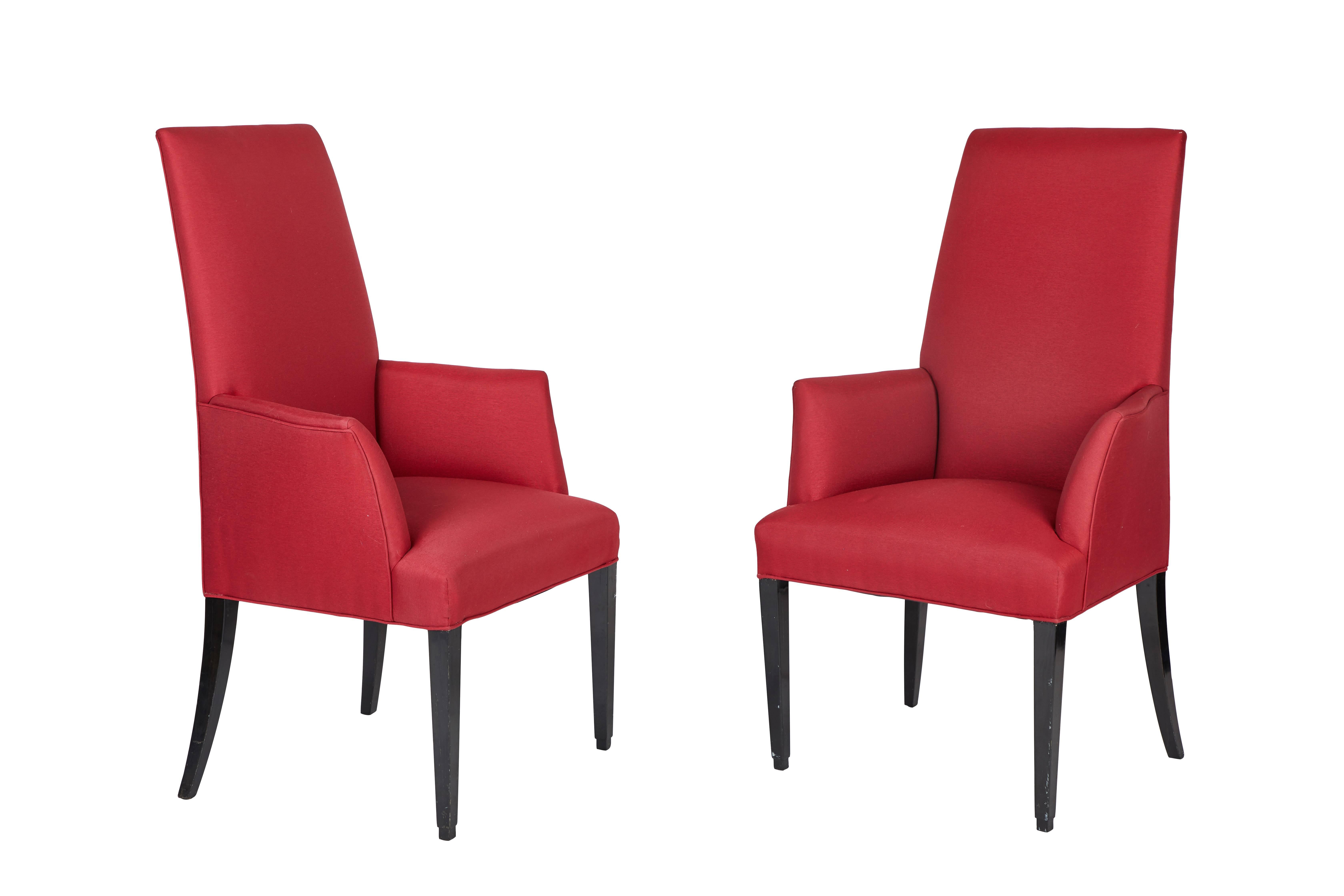 Ensemble de 12 chaises de salle à manger avec pieds en bois ébonisé et tapisserie rouge bordeaux. Deux fauteuils et dix chaises d'appoint. Acheté à l'origine par la galerie Alan Moss, New York. Grande échelle !