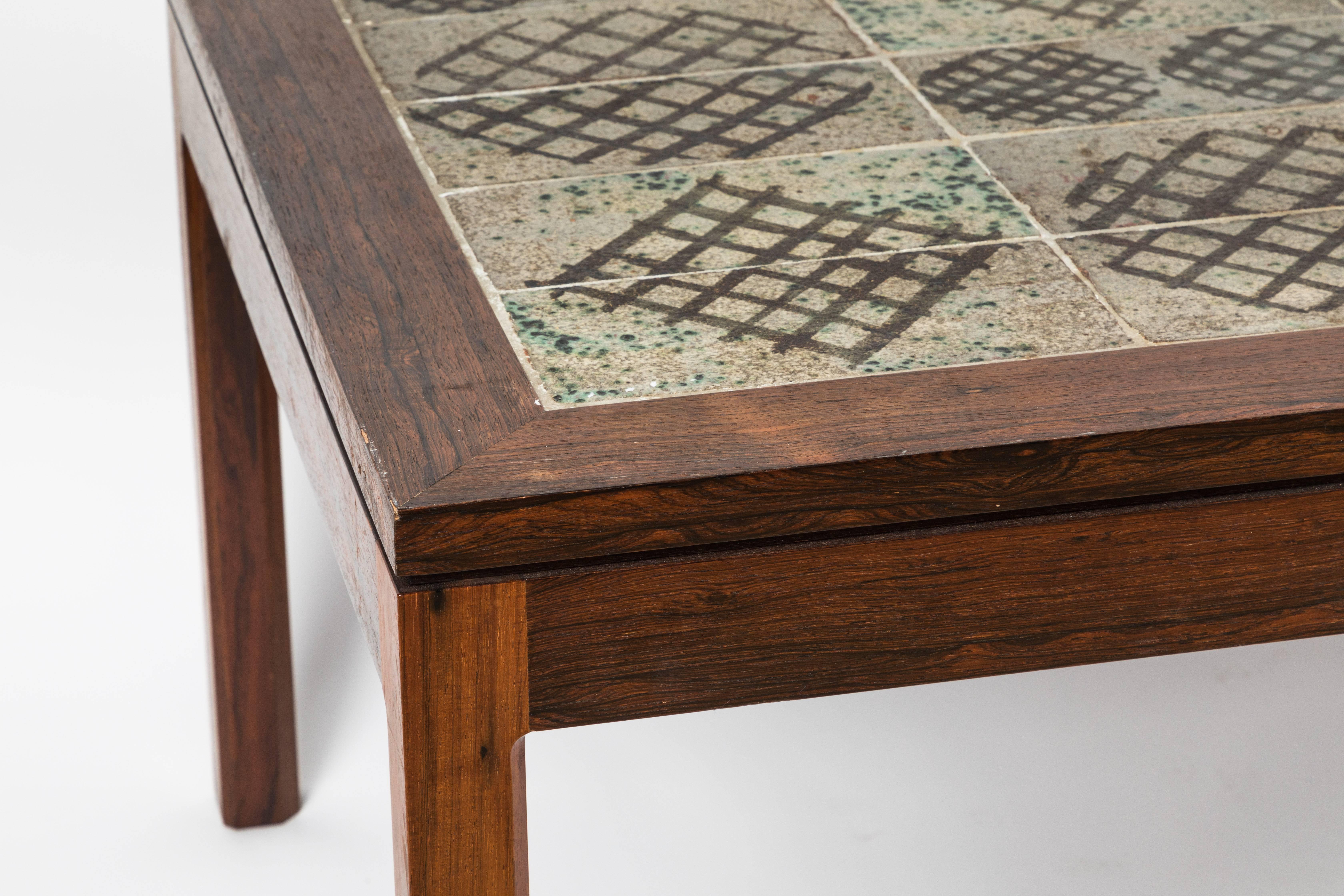 Danois Table basse à plateau en carreaux de faïence en vente