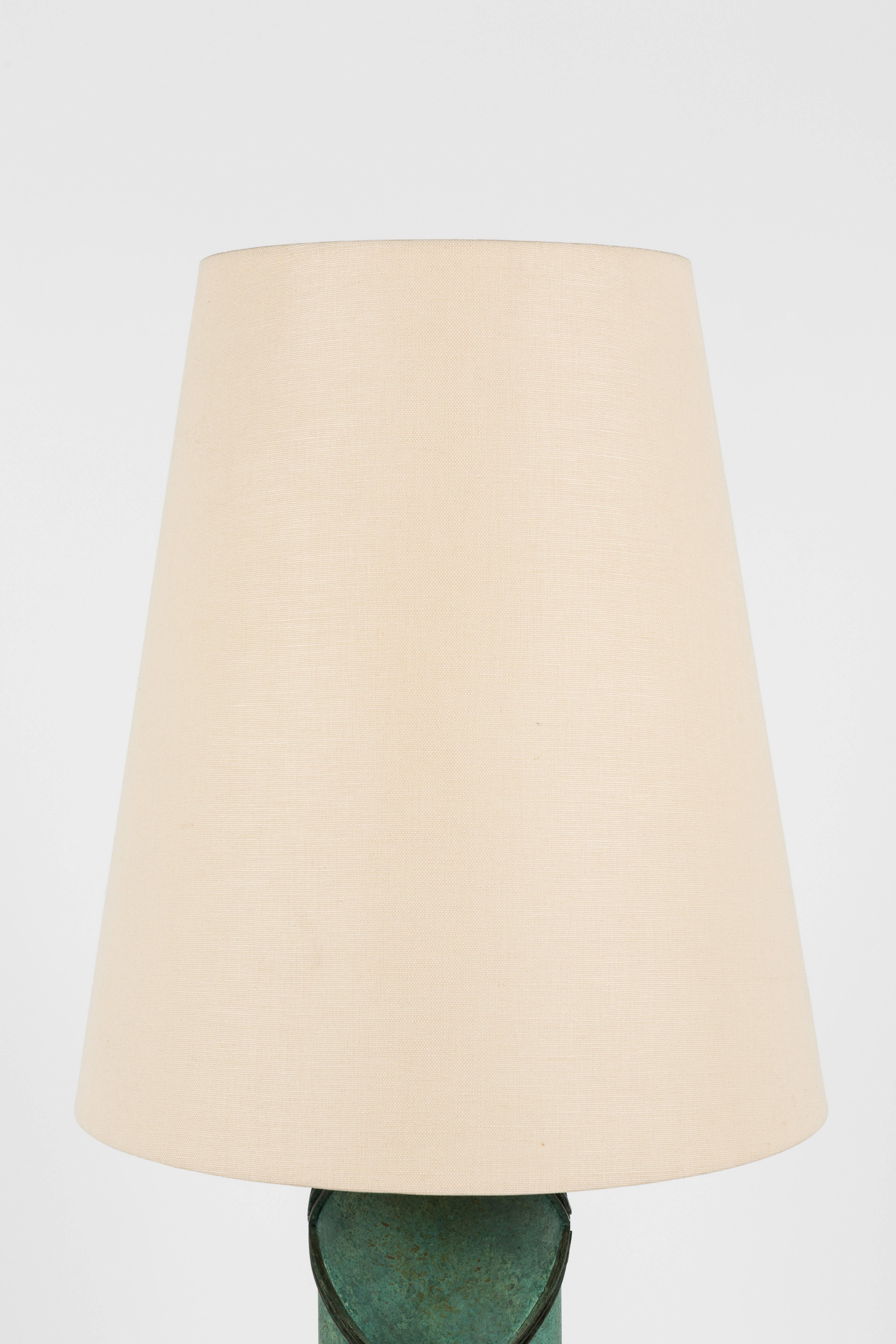 Laiton Lampe de table vert-de-gris du milieu du siècle dernier en vente