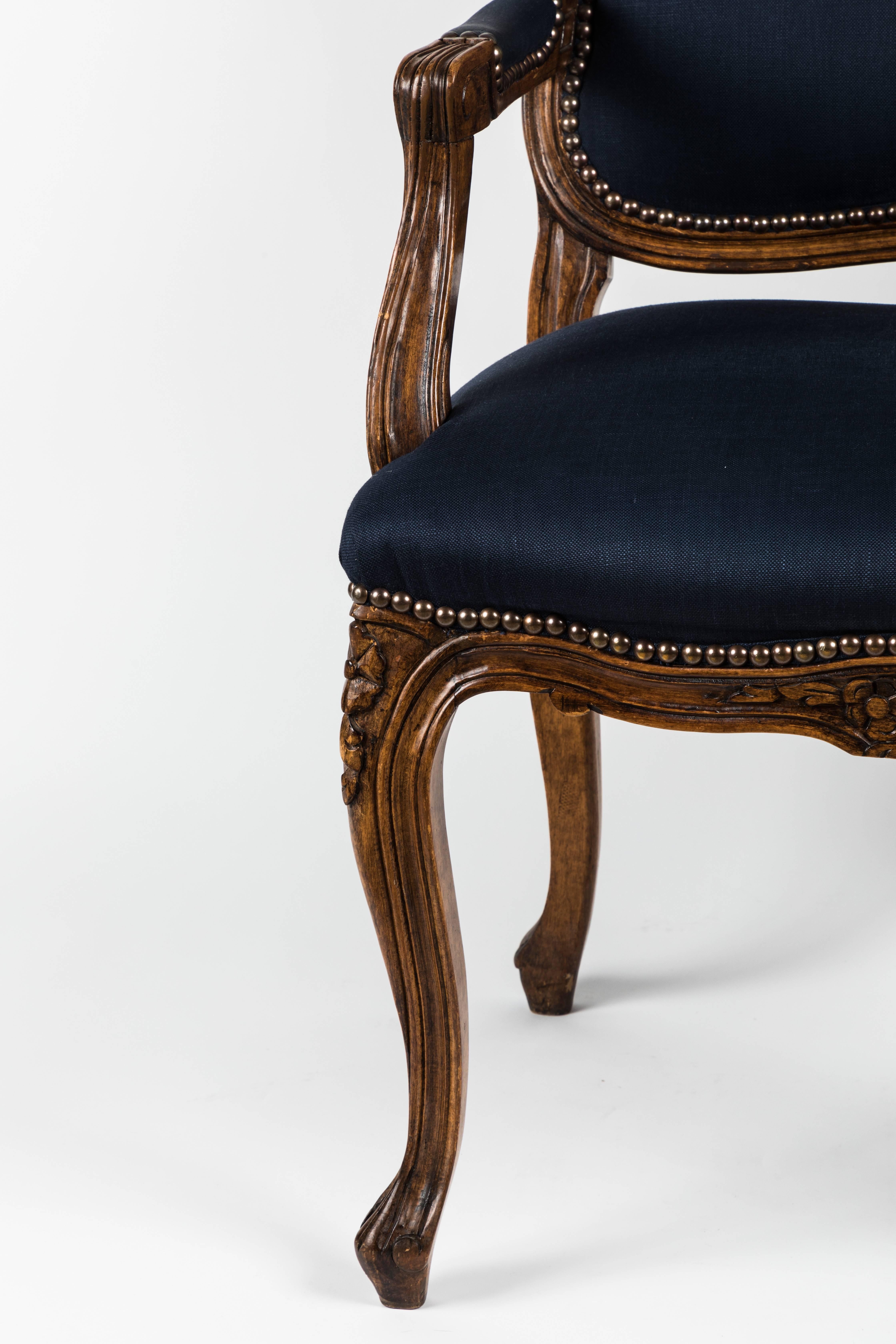 Blaue Fauteuil-Sessel im Stil Louis XV., Paar (Französisch) im Angebot