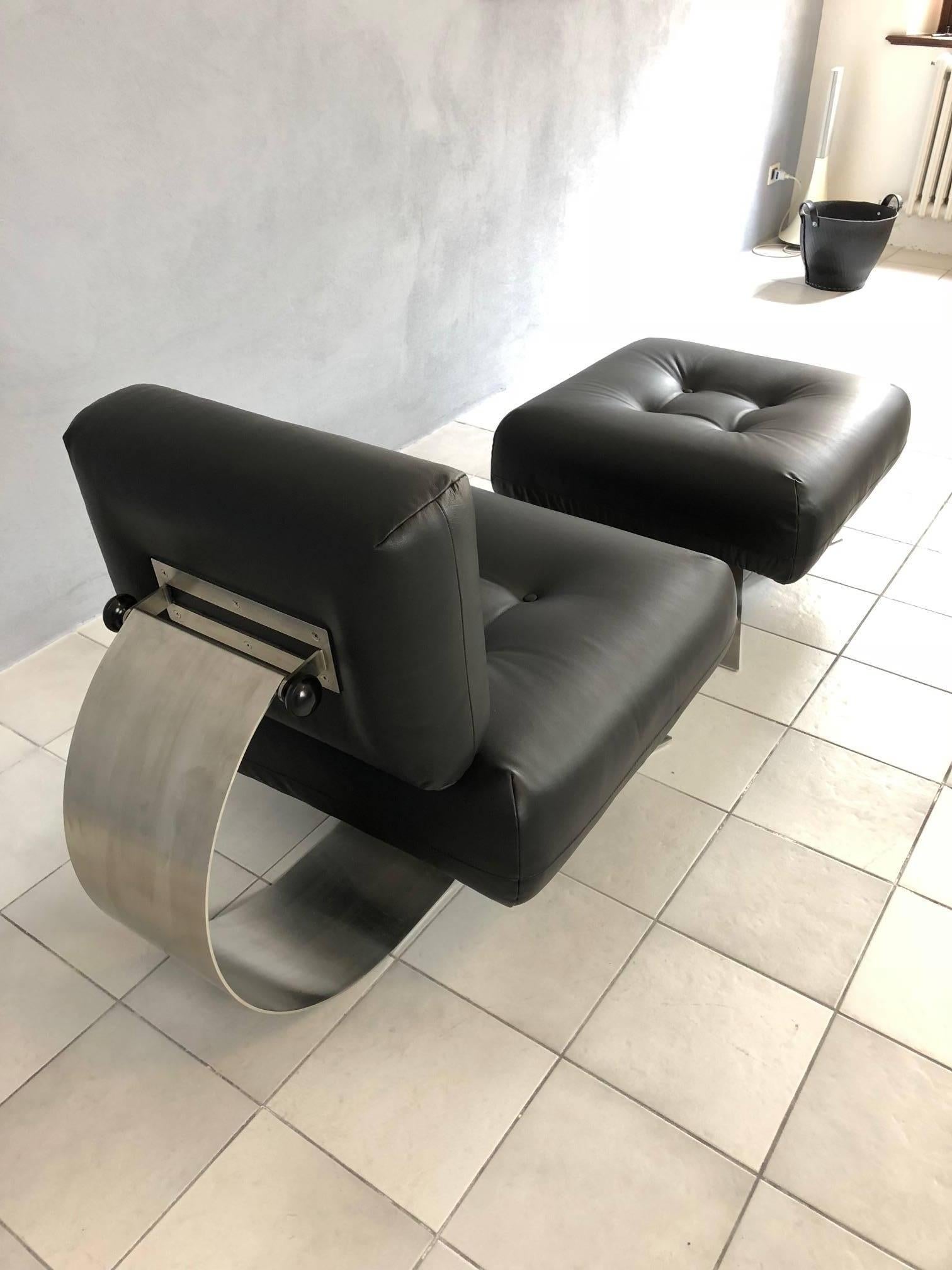 Oscar Niemeyer Alta Chair with Ottoman, 1970s For Sale 4