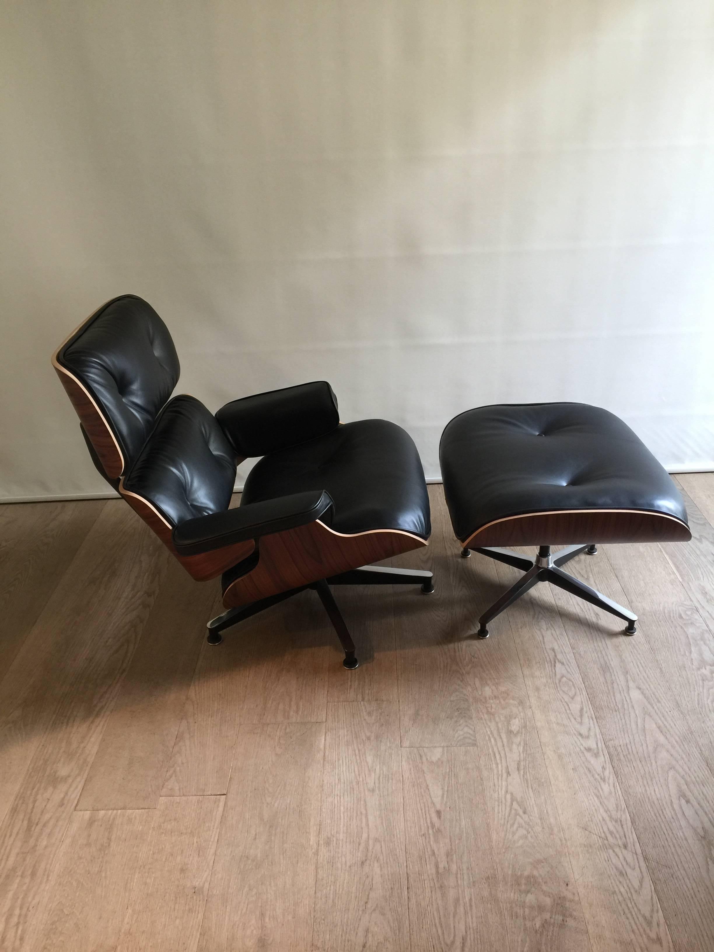 Iconic lounge chair with ottoman designed by Charles & Ray Eames, rosewood and black leather, Herman Miller edition, perfect conditions.