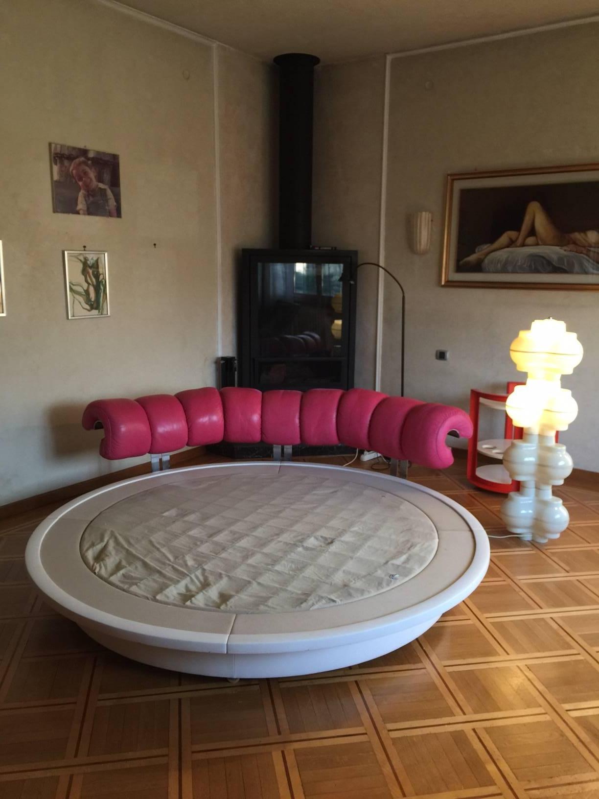 Italian Lullaby Round Bed Poltrona Frau Design Luigi Massoni, 1967 For Sale