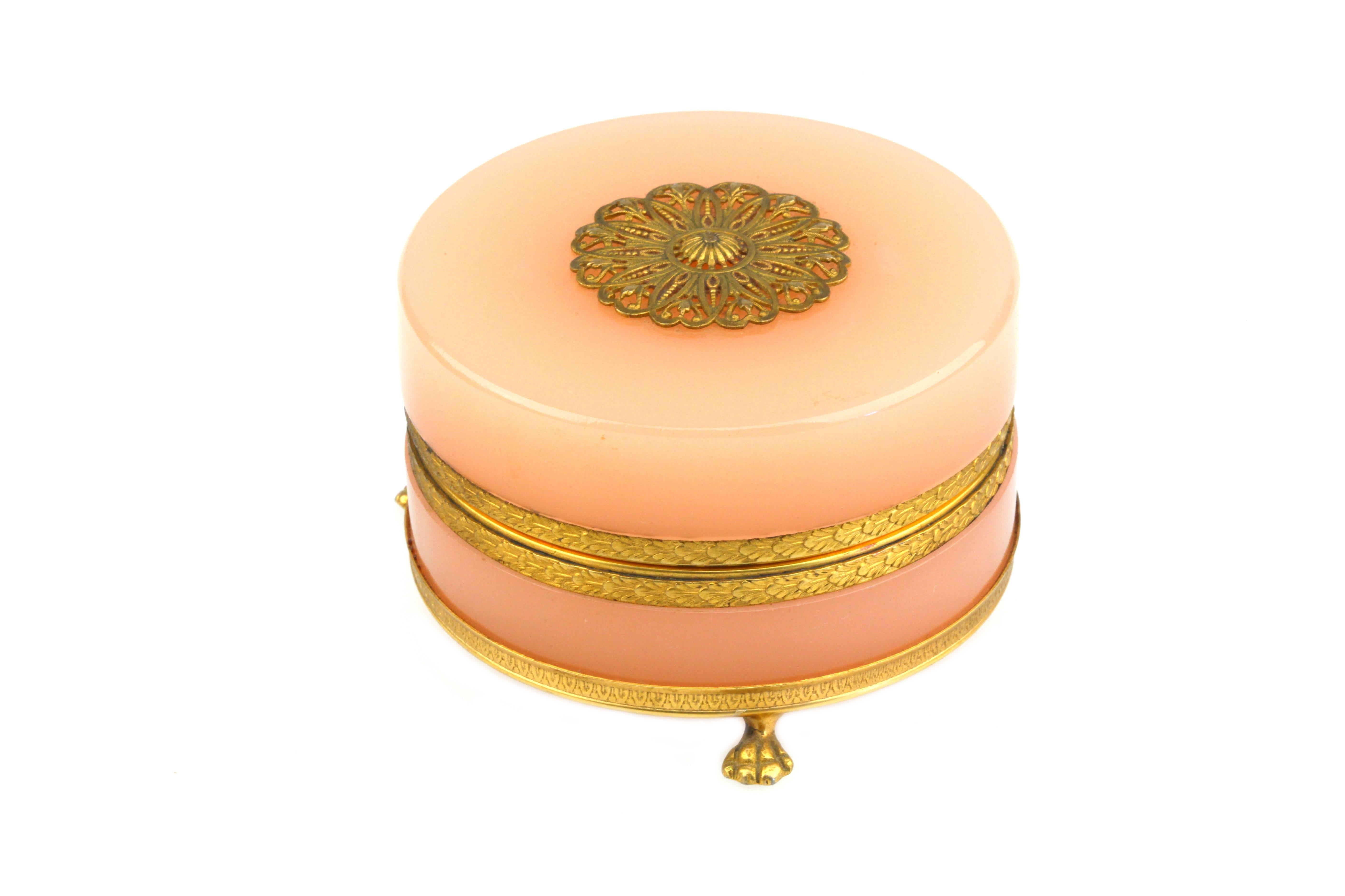 Murano glass old rose / pink opaline crystal glass trinket or jewelry box. Whinged lid and bronze doré mounts, early 20th century.
Is in excellent condition.

Measures: Height 6 cm / 2.4 inch,
diameter 10.5 cm / 4.1 inch.