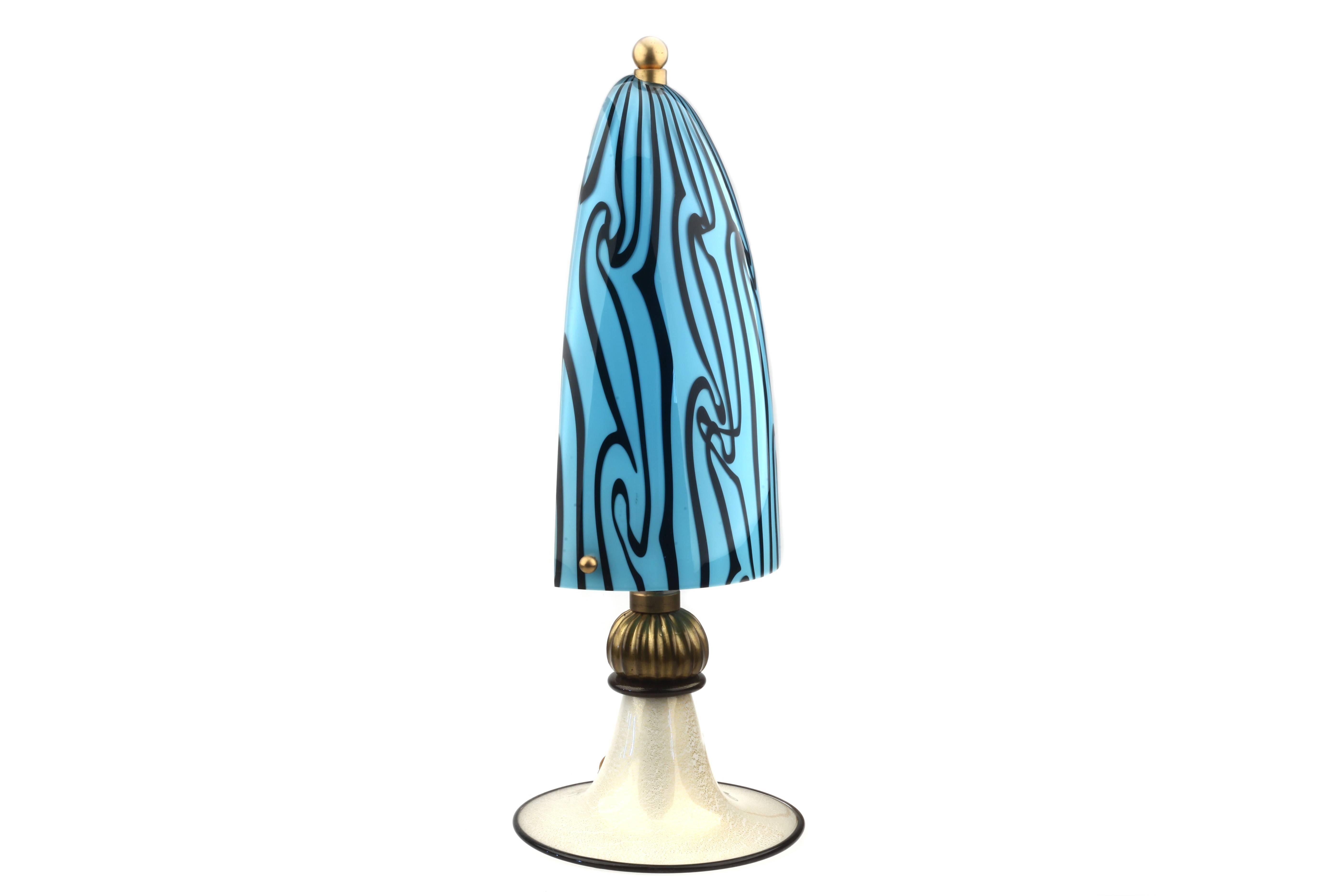 Murano Italy glass table lamp with gold foil base and brass frame.
It is in good condition.

Measures: Height 53 cm / 20.9,
diameter 20 cm / 7.9.