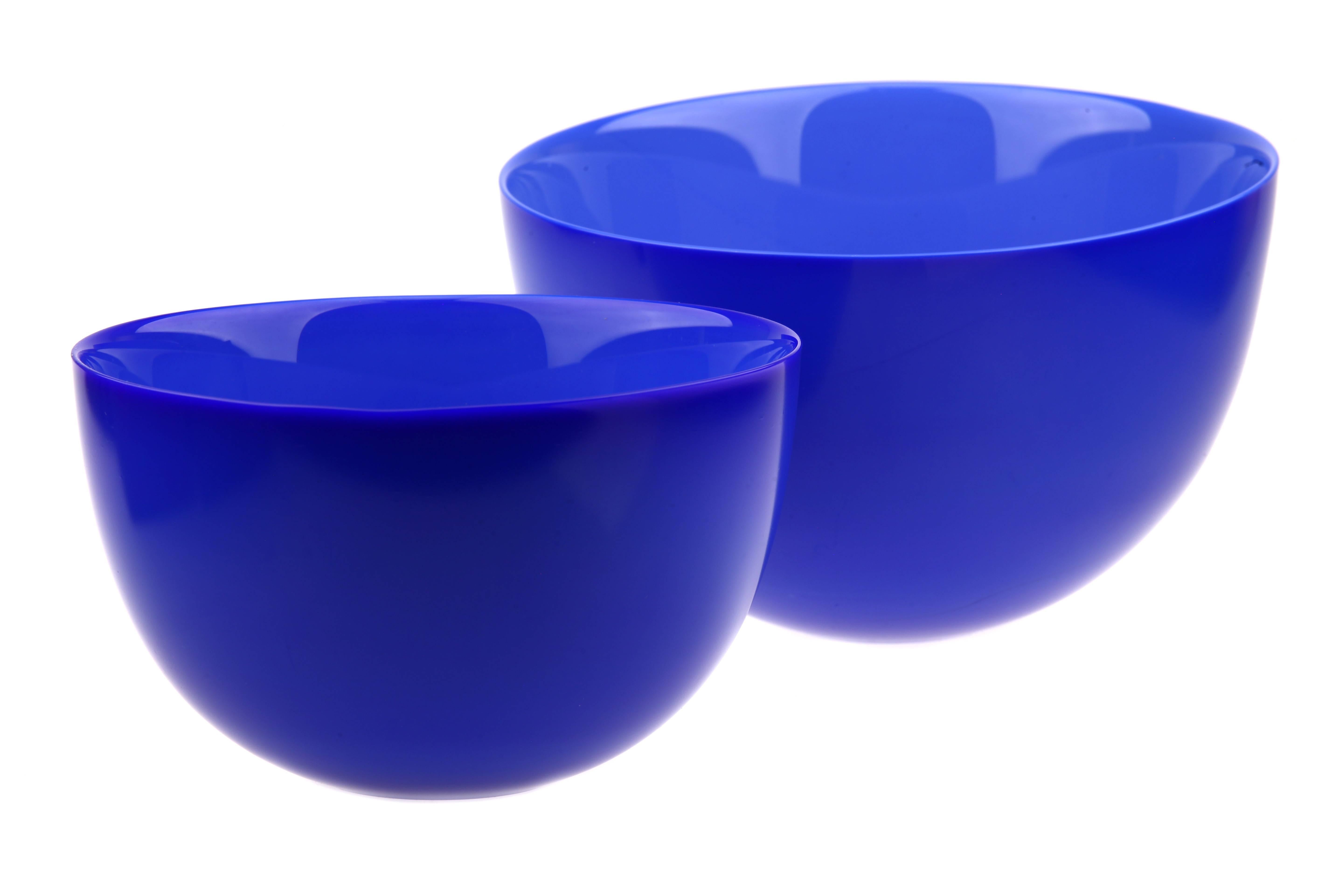 Orrefors color blue large and extra large bowl. Designed by Sven Palmqvist 1950s-1960s. Scandinavian Mid-Century Modern design. 

Measuers: Large bowl:
Height: 11.5 cm / 4.5 inch.
Diameter: 19 cm / 7.5 inch.

Extra large bowl:
Height: 12.5 cm