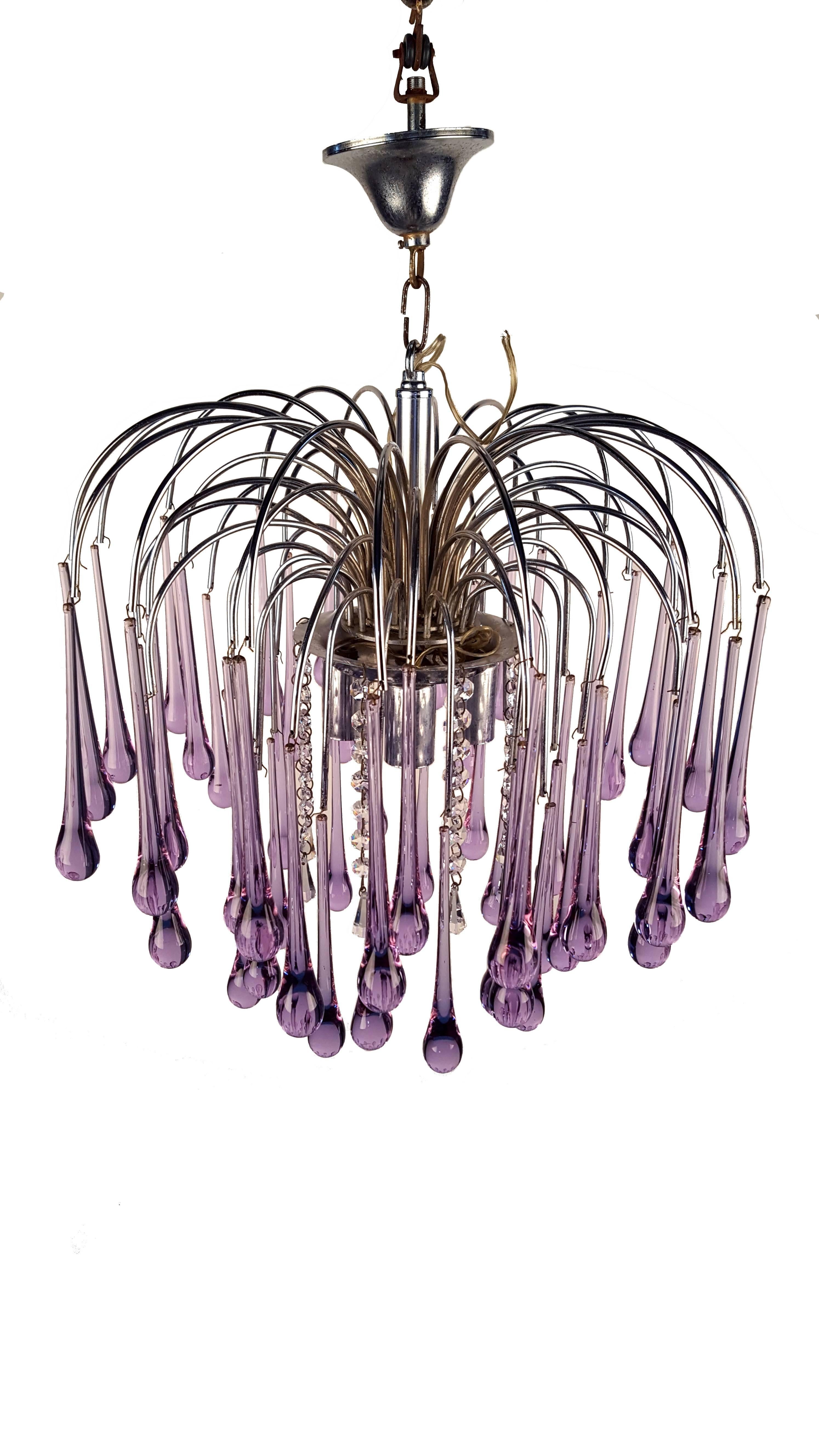 Mid-20th Century Murano purple crystal teardrop chandelier by 1960s Italian designer Paolo Venini. Strings of smaller hexagonal crystals closest to the light bulbs enhance the unique reflective quality of this pendant light.

Measures: Height: 50