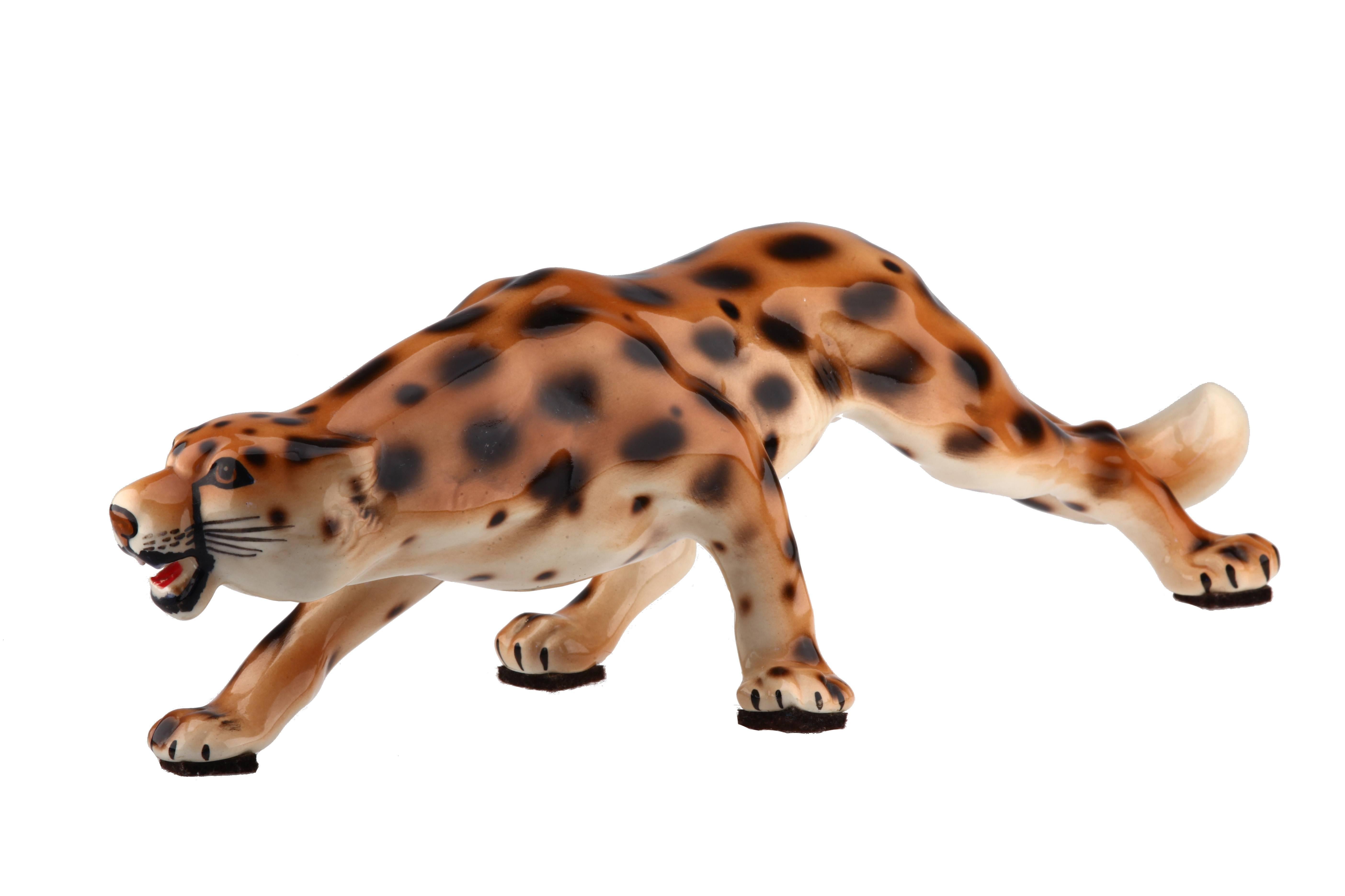 Italian Cheetah stalking big cat sculpture. Glossy ceramic hand-painted Mid-Century home deco panther. Hollywood Regency style.

Measures: Height 15 cm / 5.9 inch
Depth 15 cm / 5.9 inch
Length 45 cm / 17.7 inch

Is in a good, undamaged