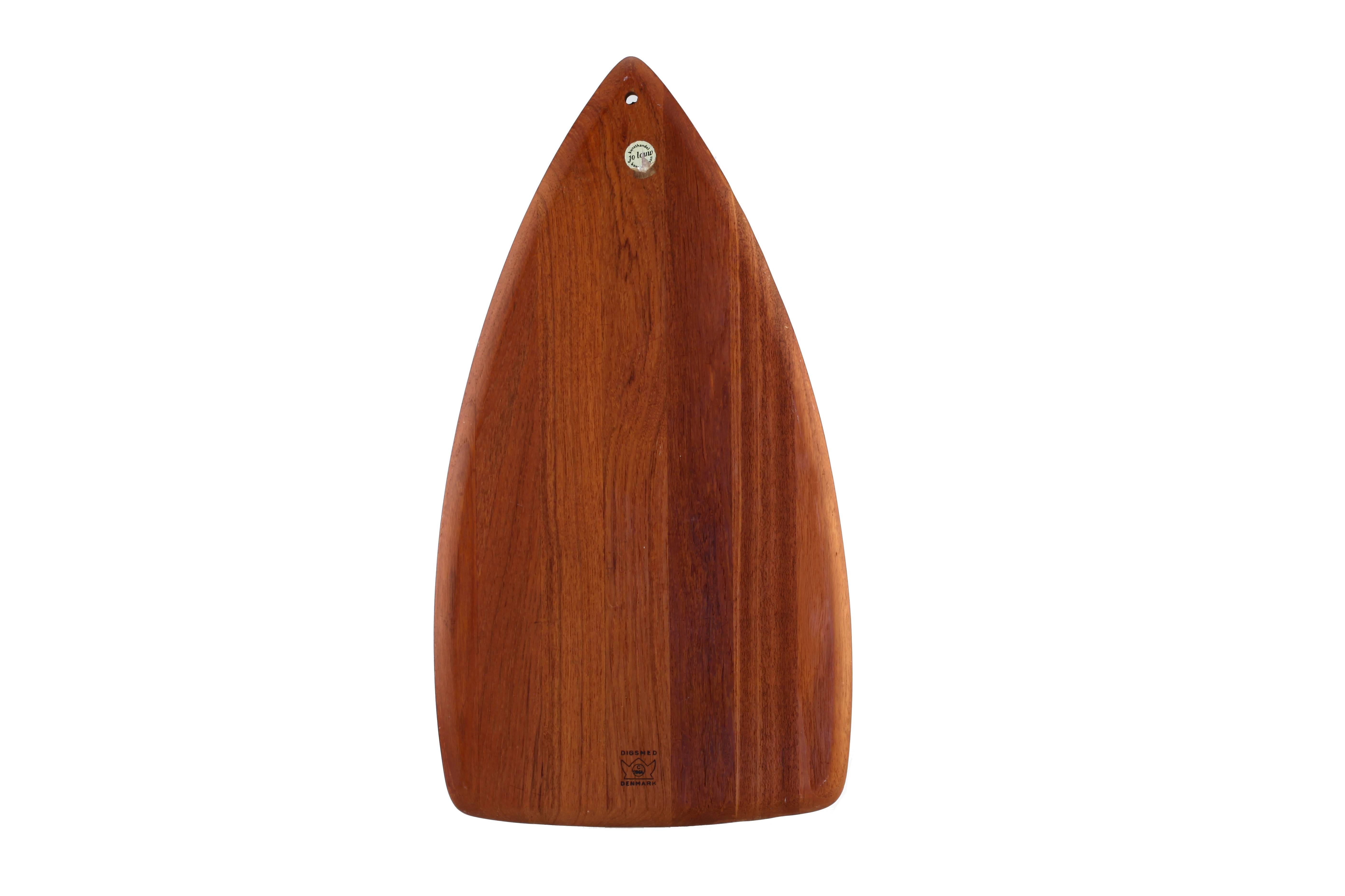 Vintage Mid-Century Digsmed Denmark large modern teak carving board, Danish modern wood cutting board, cheese board with original knife.

Measures: Height: 1 cm / 0.4 inch,
Length: 55 cm / 21.65 inch,
Width: 30 cm / 11.8 inch.

It is in an