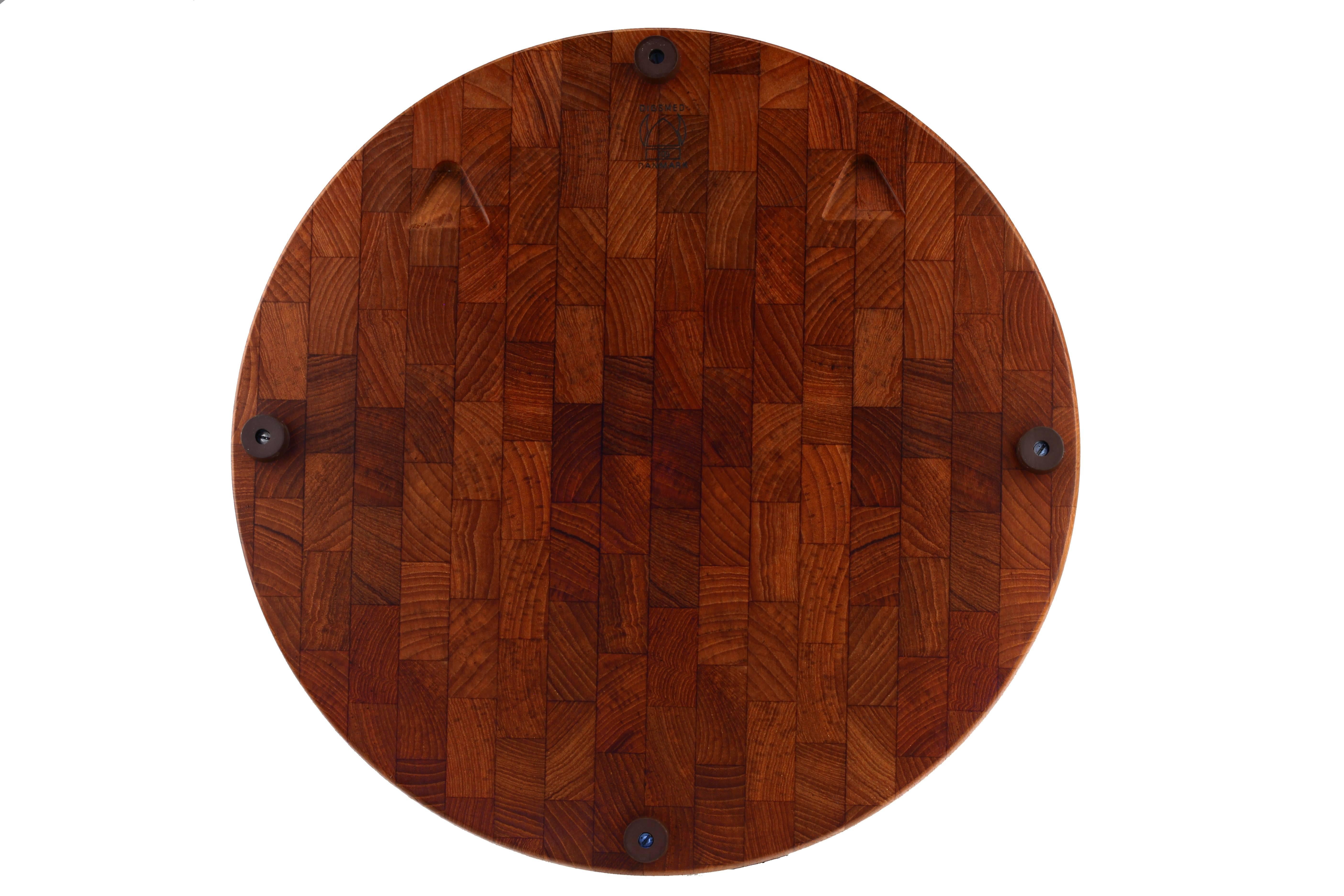 Hard to find and collectible 1960s early Digsmed, Denmark teak staved Cutting board. This large round cutting board is stylish and pure Mid-Century Danish Modern, still heavy duty and essential for the cook in the house. The well and groove around