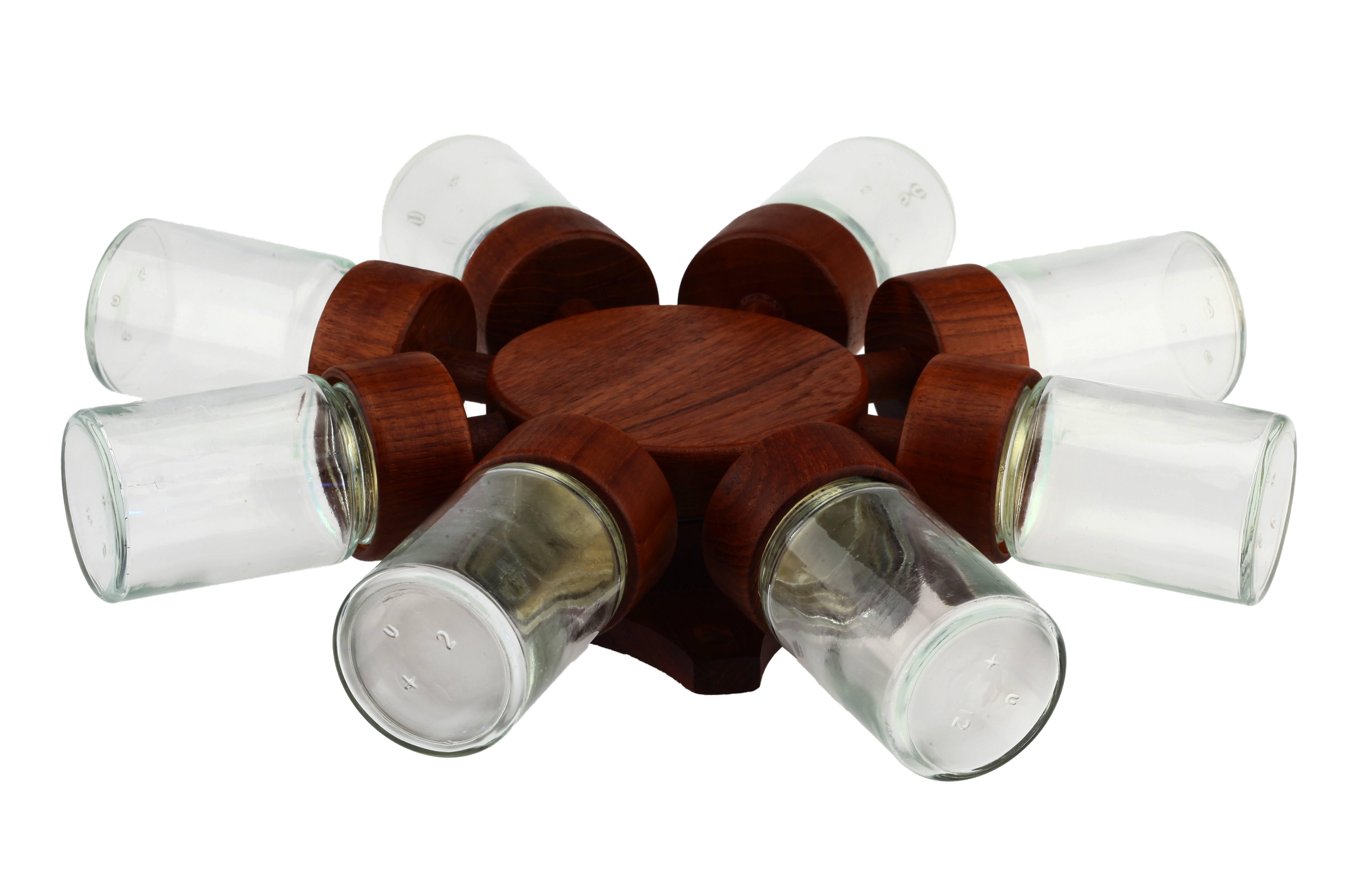 Mid-Century Danish modern teak spinning Digsmed rotating spice rack.

Measures: Height: 8 cm / 3.15 inch
Diameter: 36 cm / 14.2 inch,
Glass length approximately: 9 cm / 3.5 inch.

It is in an very good condition. (Please do not hesitate to