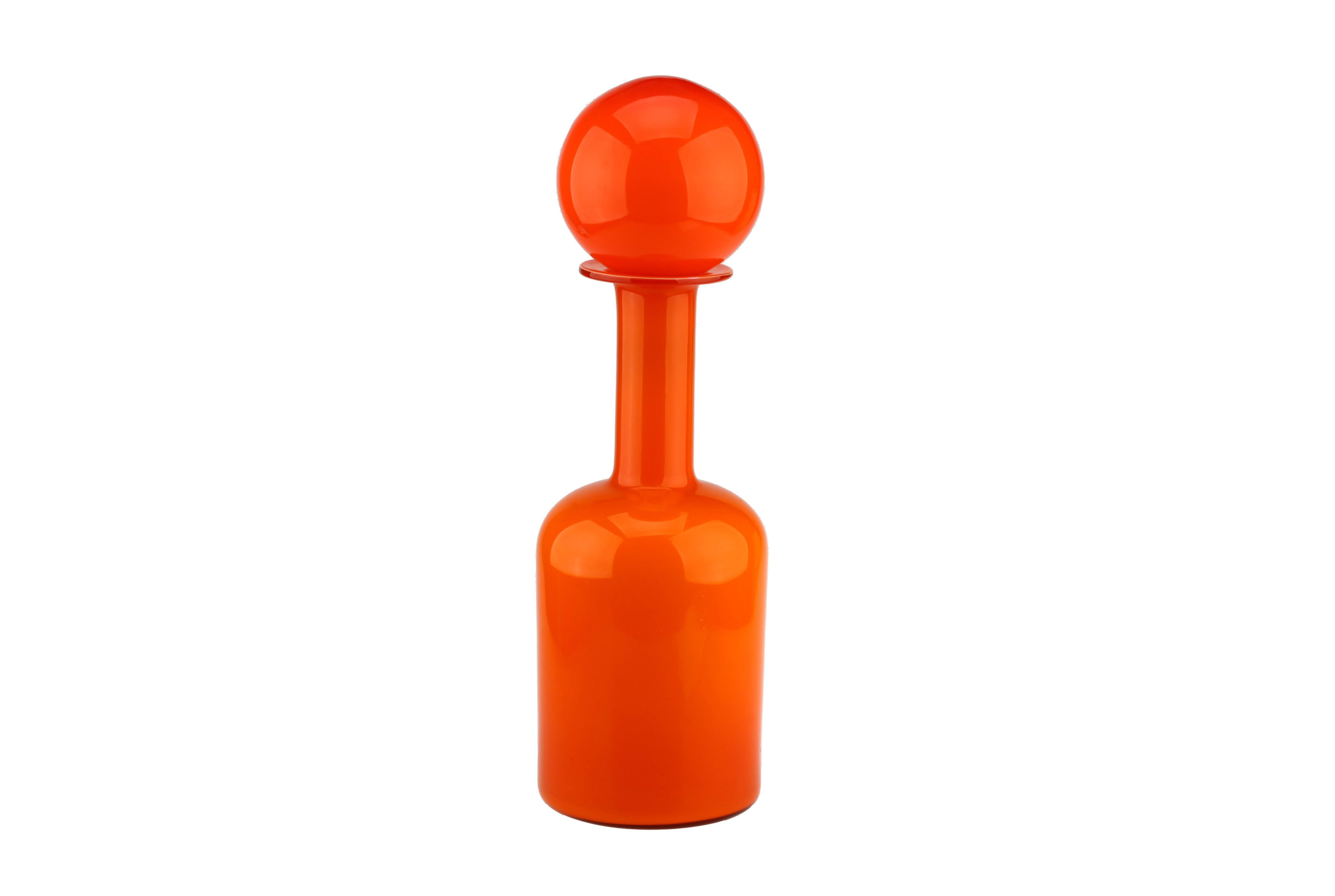 Holmegaard Sweden art glass Gulvase. Designed by Otto Brauer, 1960s. Scandinavian vintage design art glass.
An orange-colored vase in beautiful and good condition, gives off various shades of orange depending on the light. This stopper vase is also