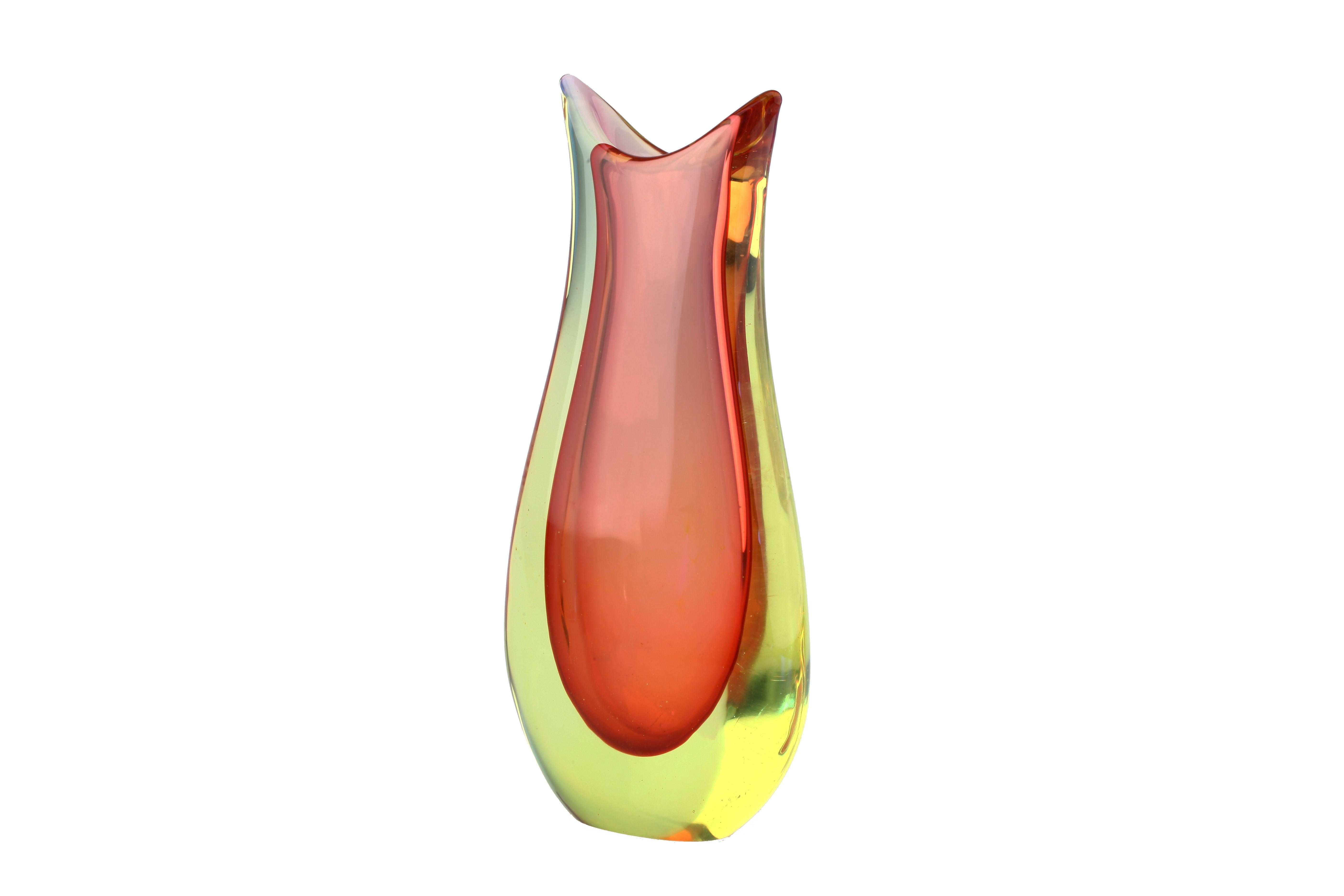 Flavio Poli Seguso Murano Sommerso organic glass vase.
Amazing shape and vibrant colors.
Italy, 1950s.

Height: 22.5 cm / 8.9 inch
Width: 10 cm / 3.9 inch
Depth: 4.5 cm / 1.8 inch

It is in an very good condition. (Please do not hesitate to