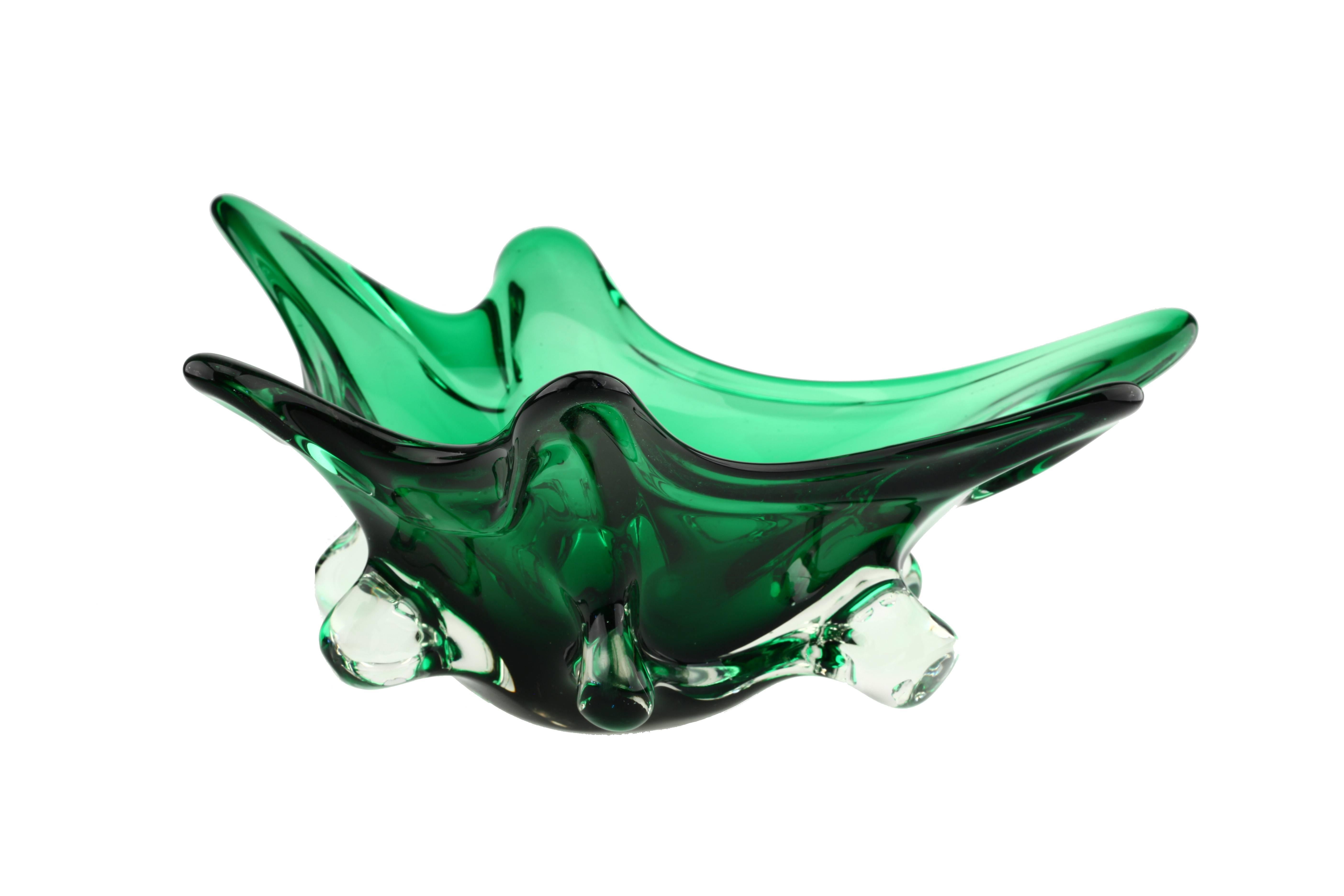 Murano Sommerso Genuine Venetian glass, 1960s-1970s green and clear glass. Pulled design vase-bowl. Made in Italy.

Height: 14.5 cm / 5.7 inch,
Width: 37 cm / 14.6 inch,
Depth: 36 cm / 14.2 inch.

It is in an very good condition. (Please do