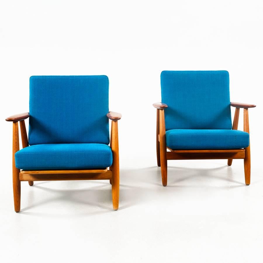 Hans Wegner 1960 famous “Cigar” GE 240 armchairs in Teak and Fabric produced by Getama. Very good condition.
Best known for his chairs and seating pieces — though a master of many furniture types like sofas and tables — Hans Wegner was a prolific