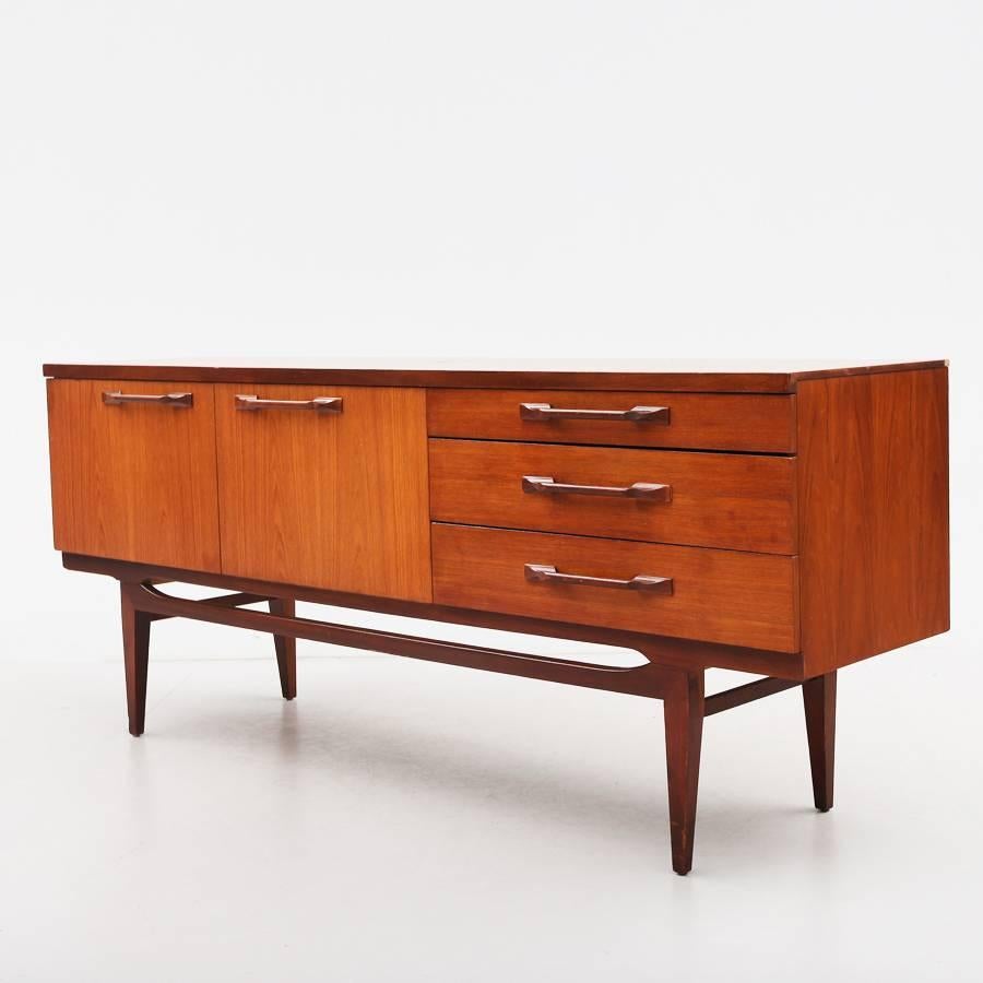 Lovely Danish 1950s  sculptural sideboard in Teak with drawers and cabinet. High curvy legs. Excellent condition