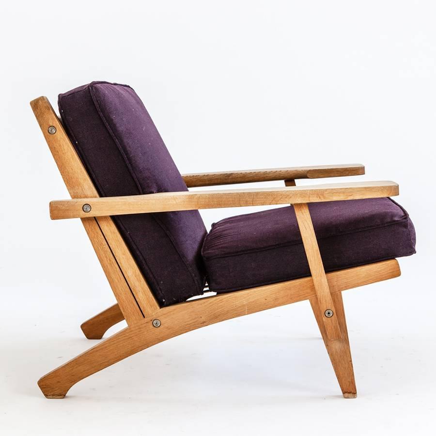 Designed by Hans Wegner, pair of GE 375 model lounge chairs, in teak with cushions newly upholstered in purple Kwadrat fabric. Produced by Getama. Excellent condition.
