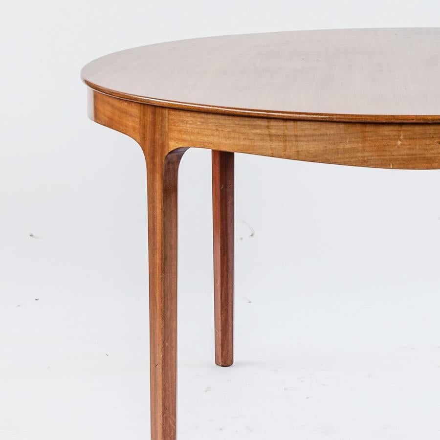 Ole Wanscher beautiful round coffee table crafted by the Danish cabinetmaker A.J. Iversen. Lovely teak grain, the table is in excellent condition
