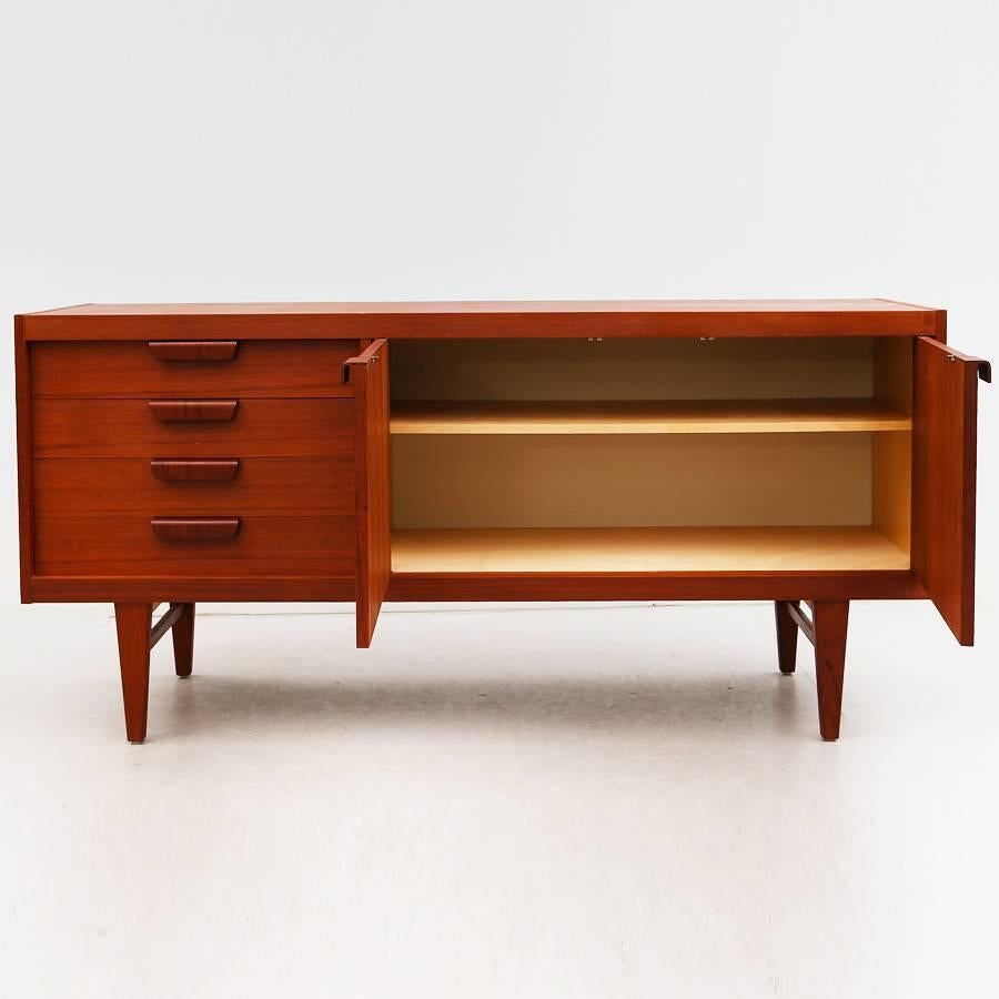 Mid-Century Modern Lovely Danish sideboard in Teak with Two Doors and Drawers For Sale