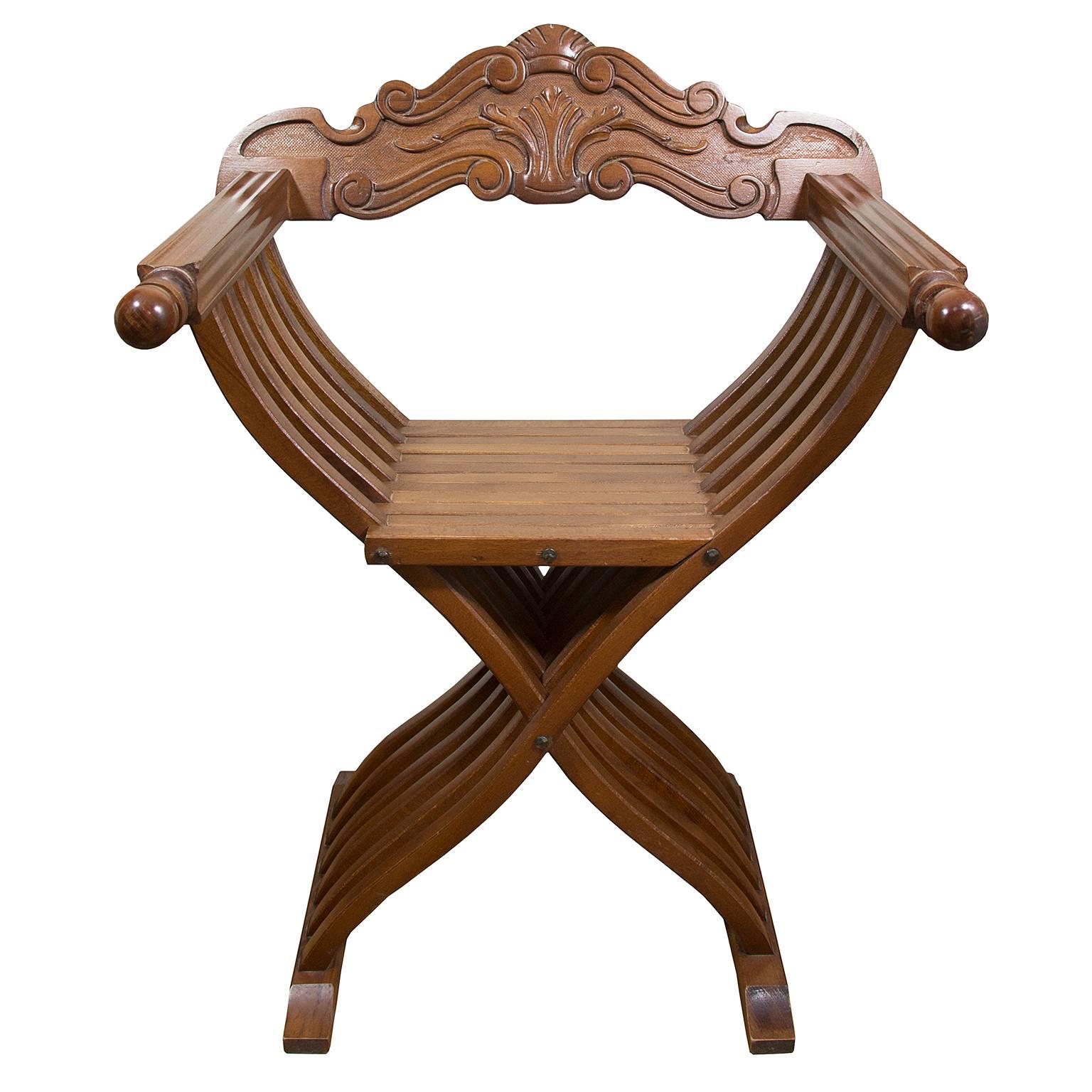 Beautiful typical Florentine Renaissance style carved wood folding Savonarola chair
Excellent vintage condition (please see photos). 

Measurements:
Height 84 cm / 33.1 inch
Width 65 cm / 25.6 inch
Handle length 45 cm / 17.7 inch

A type of