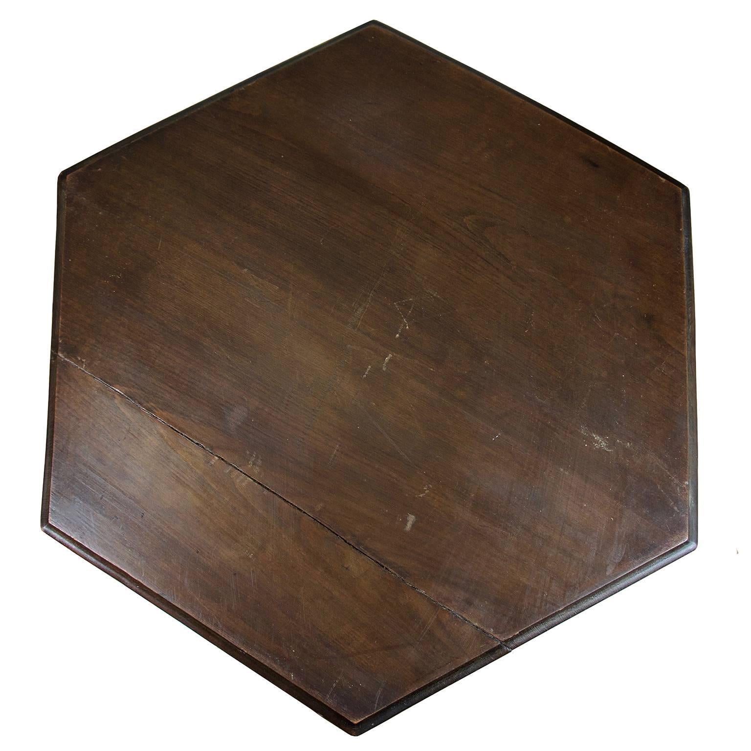 Beautiful carved wood 19th century Florentine Renaissance style table.
Very good original condition (please see photos).

Measurements:
Height: 63 cm / 24.8 inches.
Width: 68 cm / 26.8 inches.

