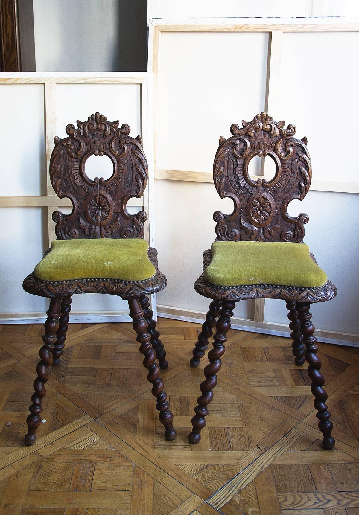 Pair of beautiful typical Florentine Renaissance style carved wood side chairs with spiral legs and velour seat
Very good original condition, with old woodworm holes which are typical for antique wood items (please see all