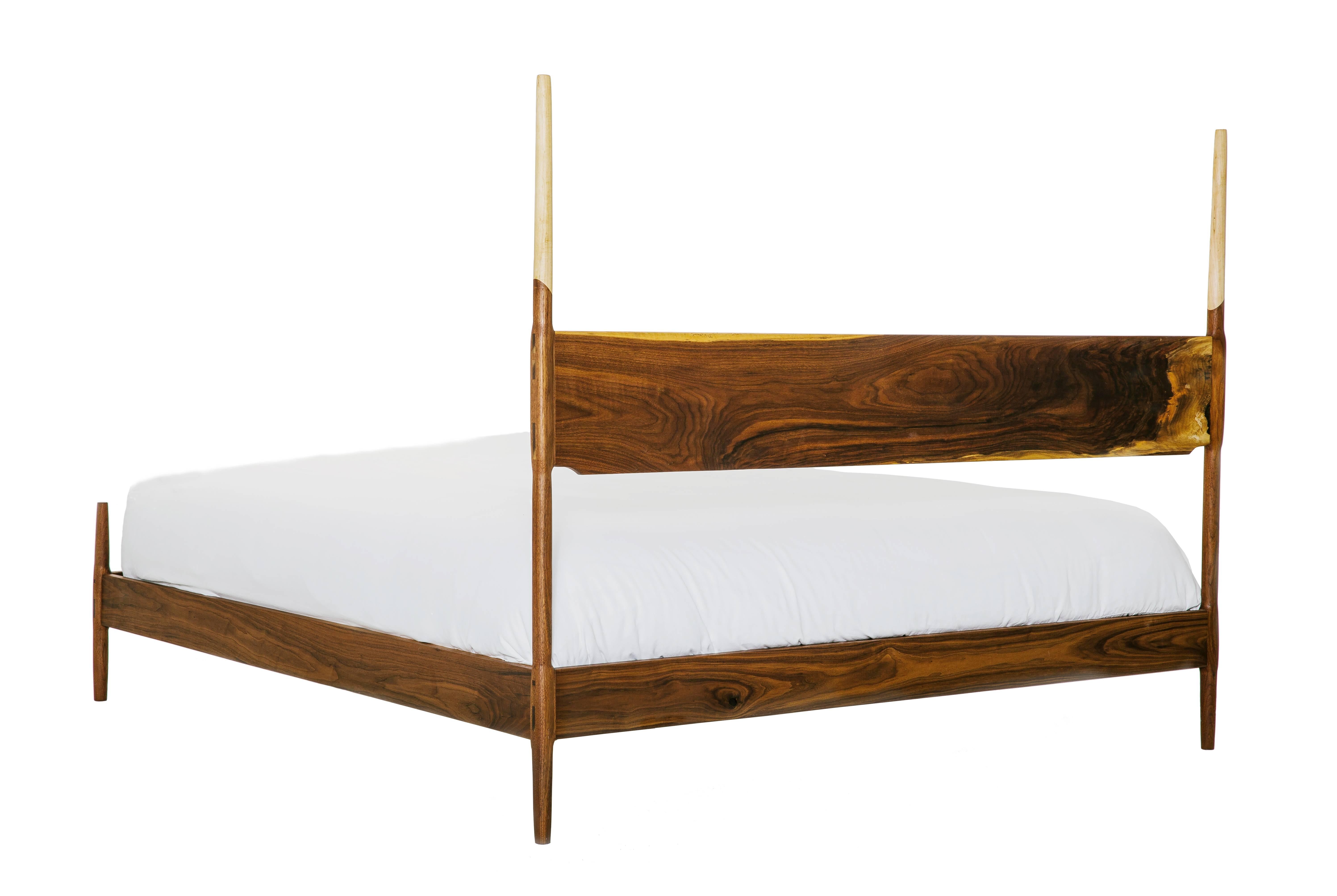 Handgefertigtes Bett aus Nussbaum und Ahorn Dansk (Moderne der Mitte des Jahrhunderts) im Angebot