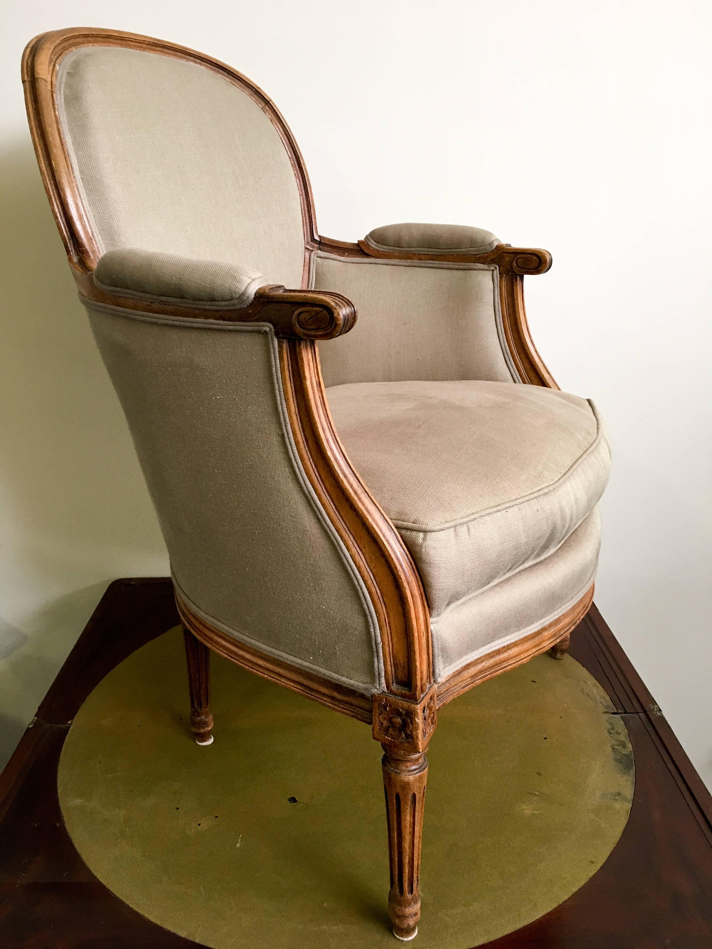 Elegant pair of antique armchairs from France, circa 1880. These chairs are made of solid walnut with curved legs and back and have been reupholstered with a beige linen fabric. Very confortable and cozy. Perfect condition.