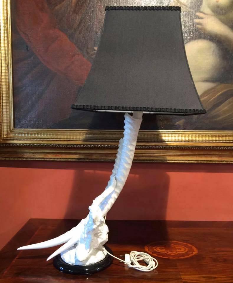 Porcelain lamp Capodimonte, signed "I Borbone"

Beautiful Capodimonte porcelain lamp "I Borbone - Fullin Mollica"
With black lampshade and a black circular base
The lamp has been electricated and is perfectly