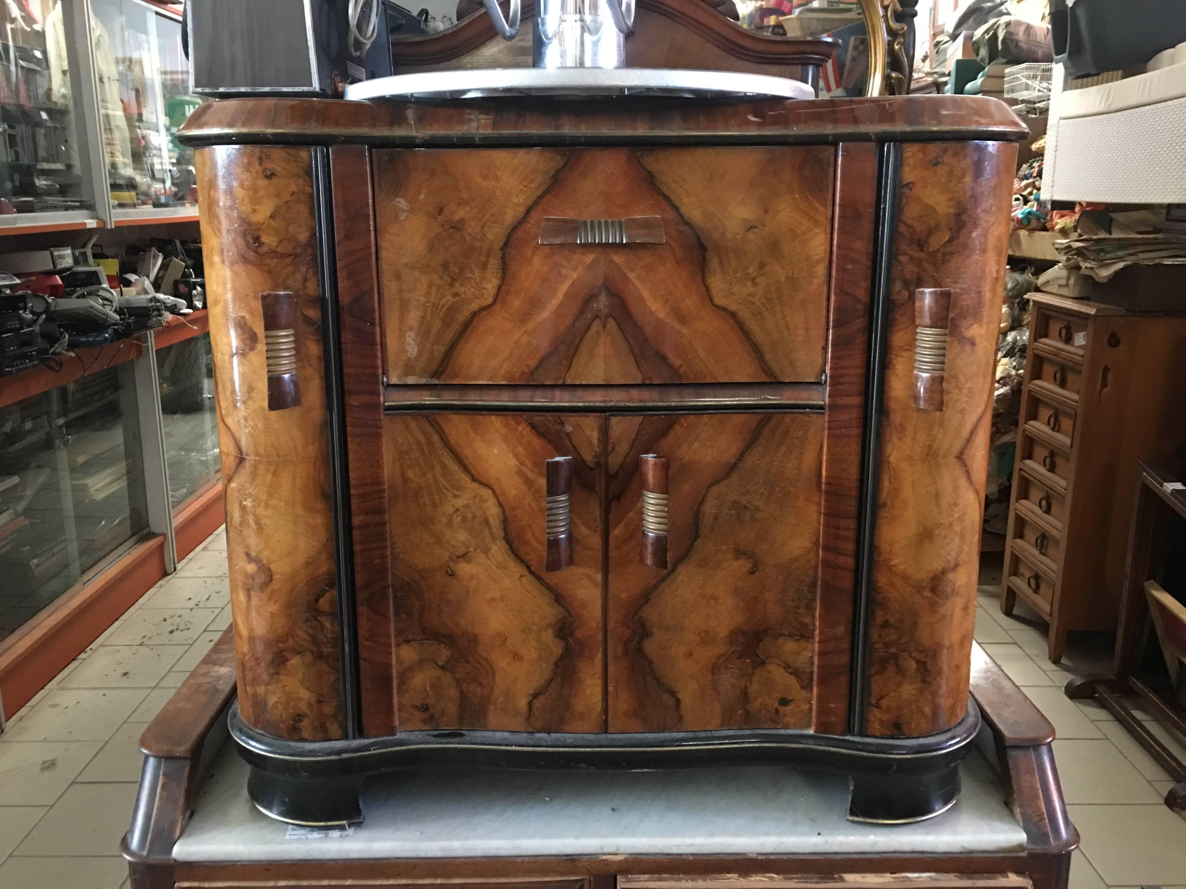 Unique Italian "Sarti" Art Deco burl wood bar with glass and place for a record player
The inside has storage facilities and is beautifully decorated with glass.
Nice round shapes are used on all elements of this wonderful bar! The record