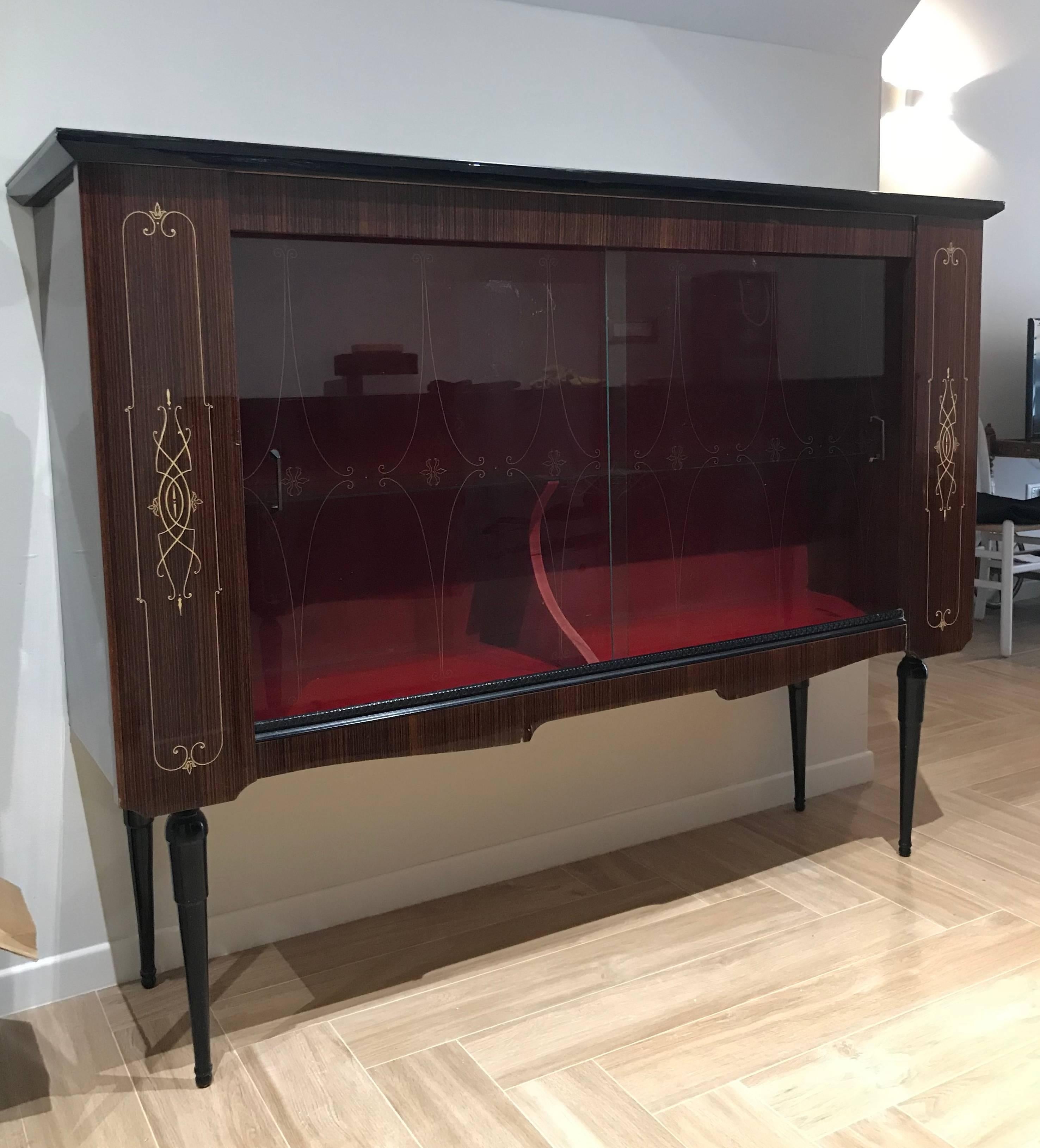 Display Italian midcentury cabinet vitrine attributed to Paolo Buffa inlaid with elegant details and beautiful glass top. 