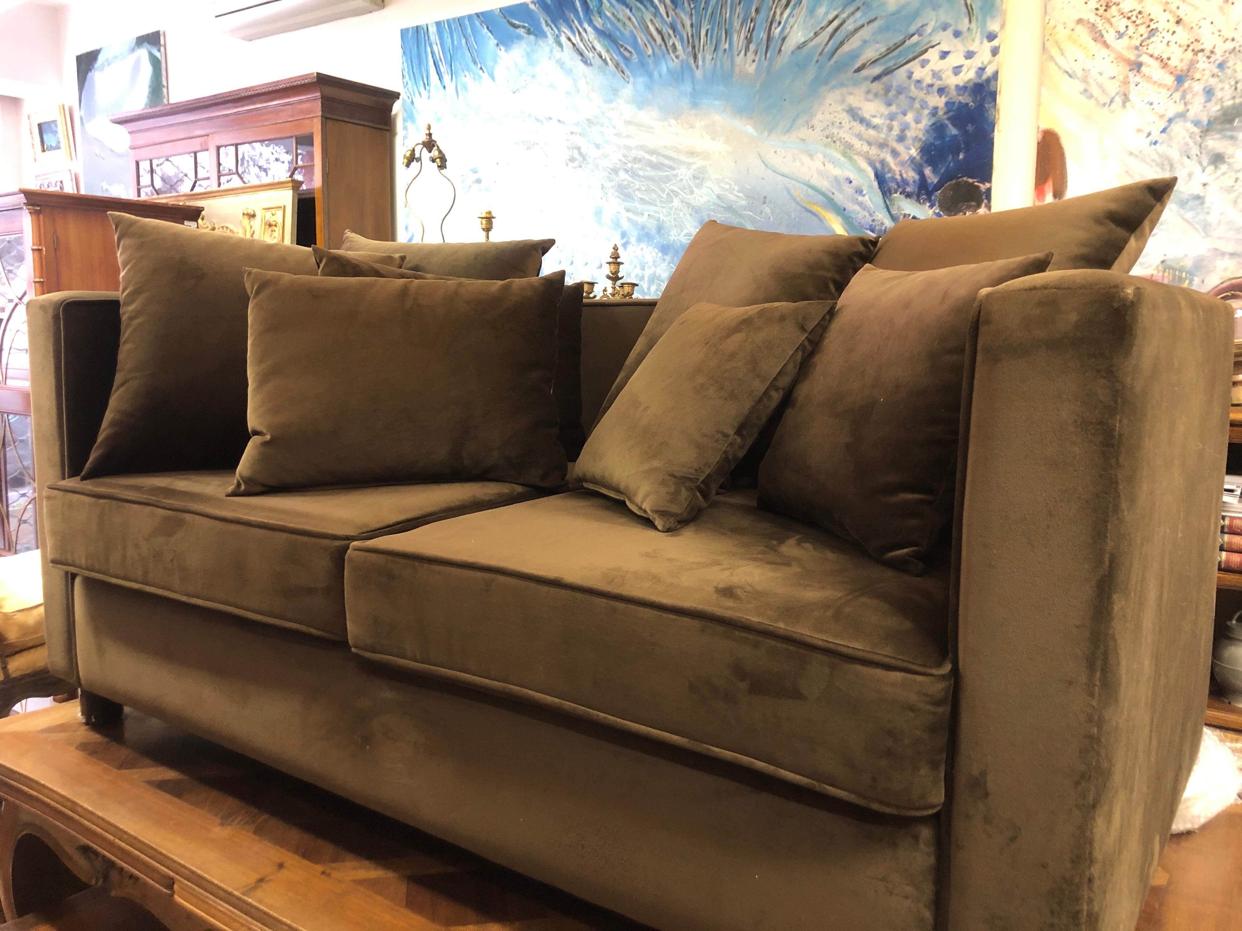 20th Century French Chocolate Brown Two-Seated Velvet Sofa with Set of Cushions In Good Condition For Sale In Sofia, BG