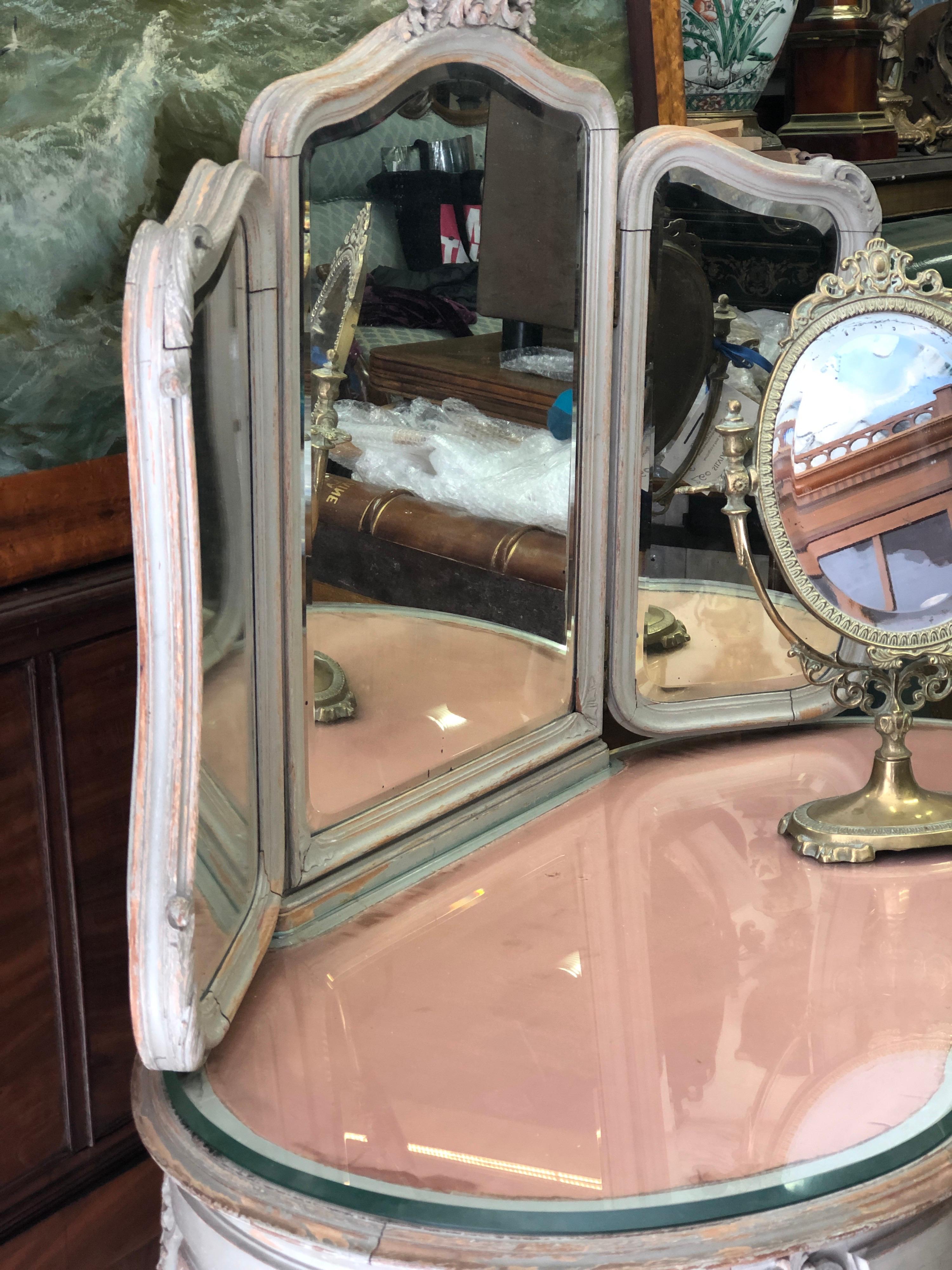 Französischer Louis-XV-Schminktisch des 20. Jahrhunderts mit drei Spiegeln und Frontschublade (Handgeschnitzt) im Angebot