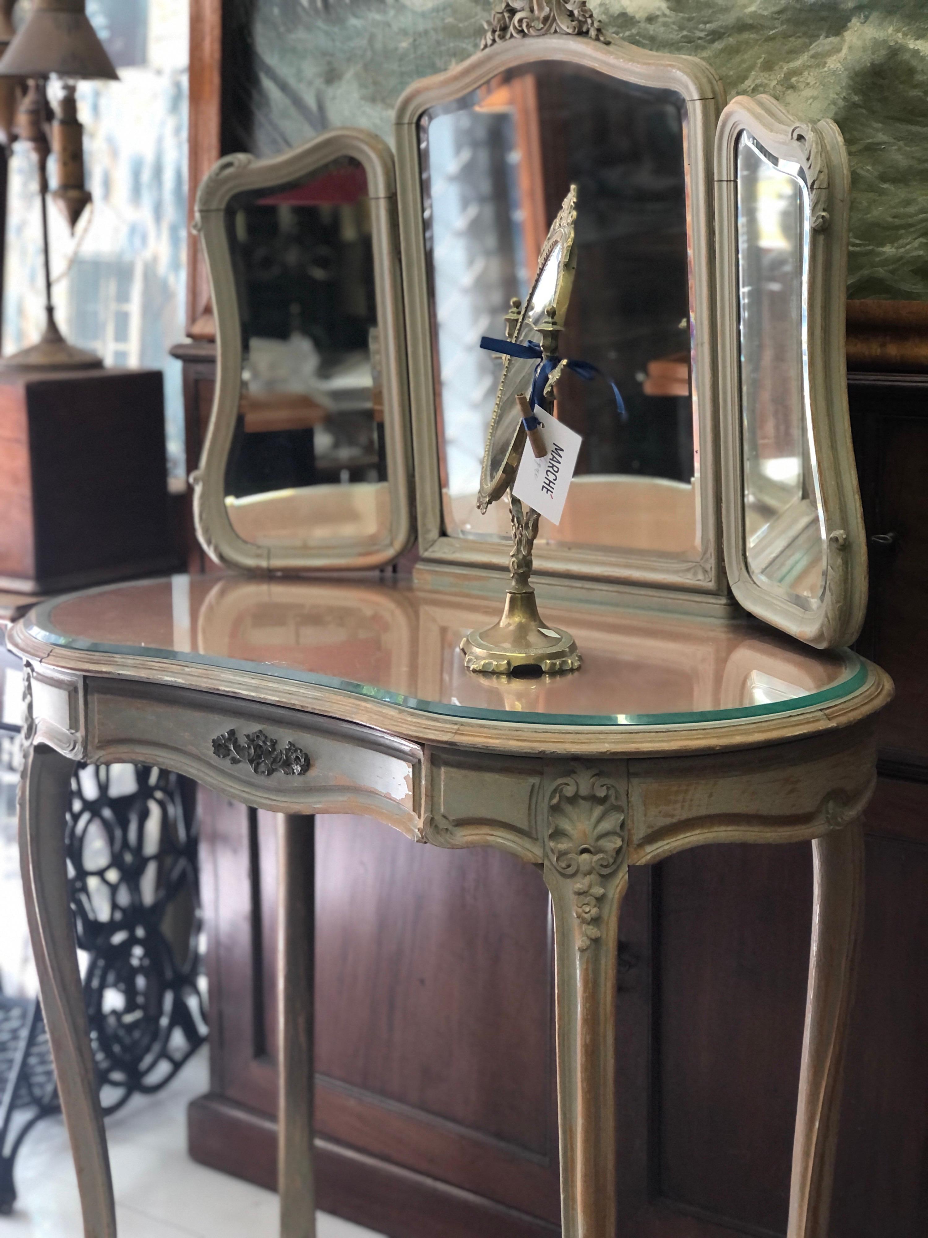Französischer Louis-XV-Schminktisch des 20. Jahrhunderts mit drei Spiegeln und Frontschublade im Angebot 1