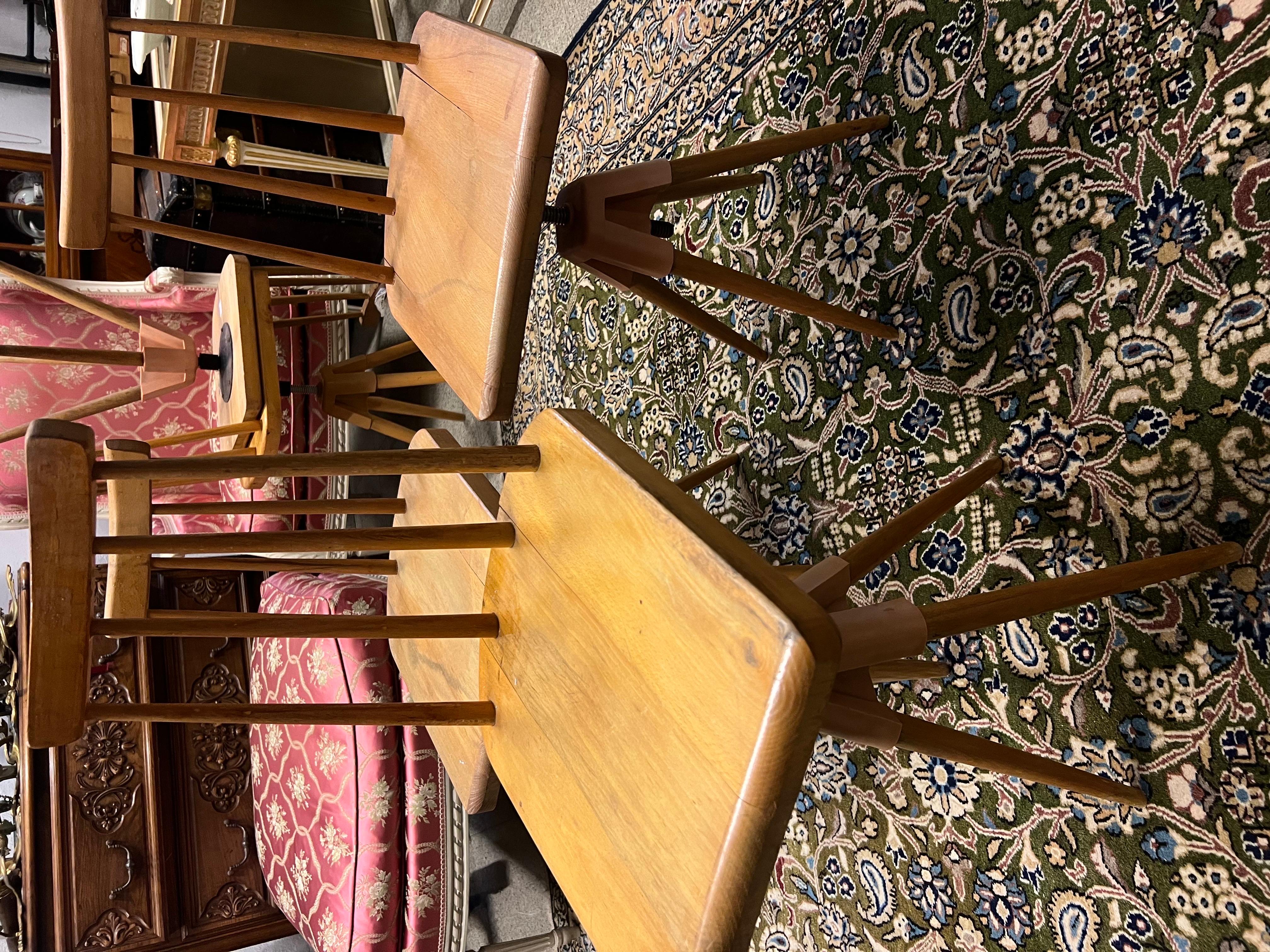Faggio Sedie girevoli geometriche intagliate a mano in Wood Wood danese del XX secolo in vendita