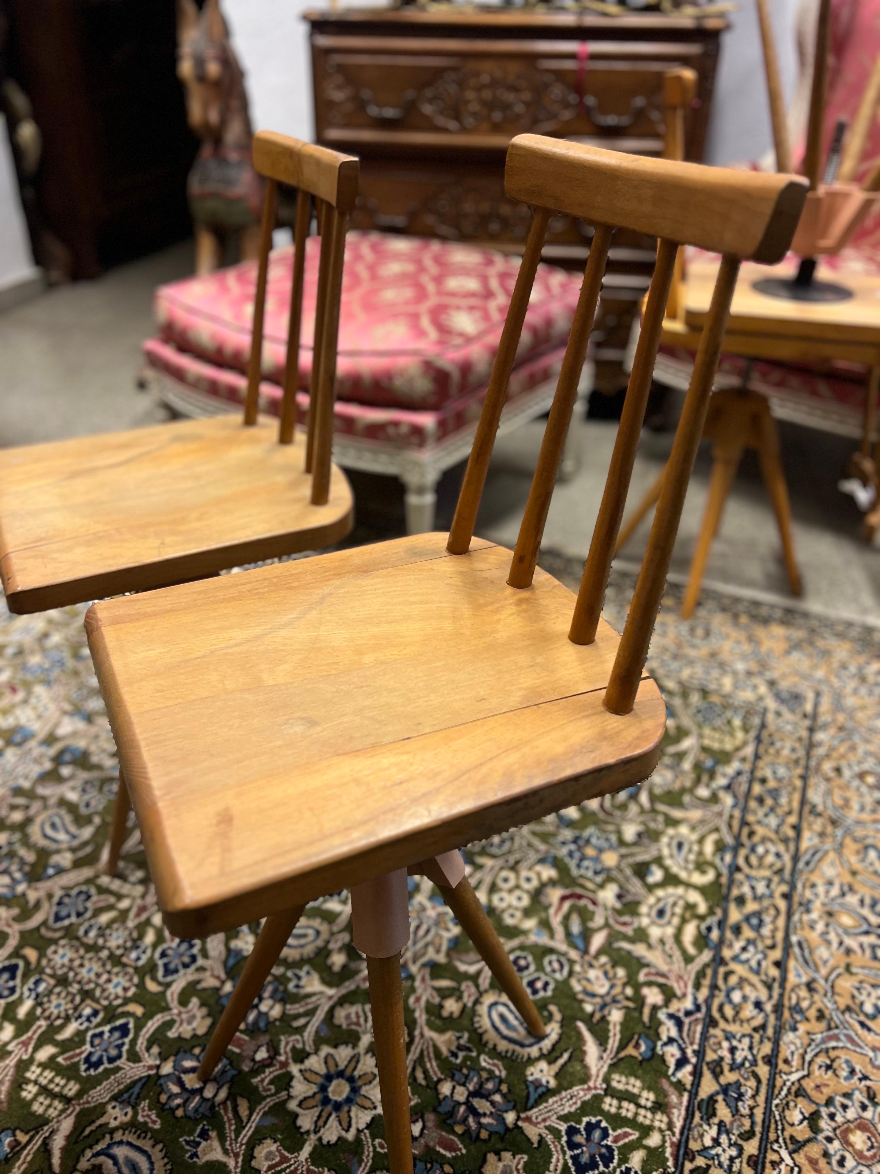 Chaises pivotantes géométriques danoises vintage du 20ème siècle en bois de hêtre sculptées à la main en vente 2