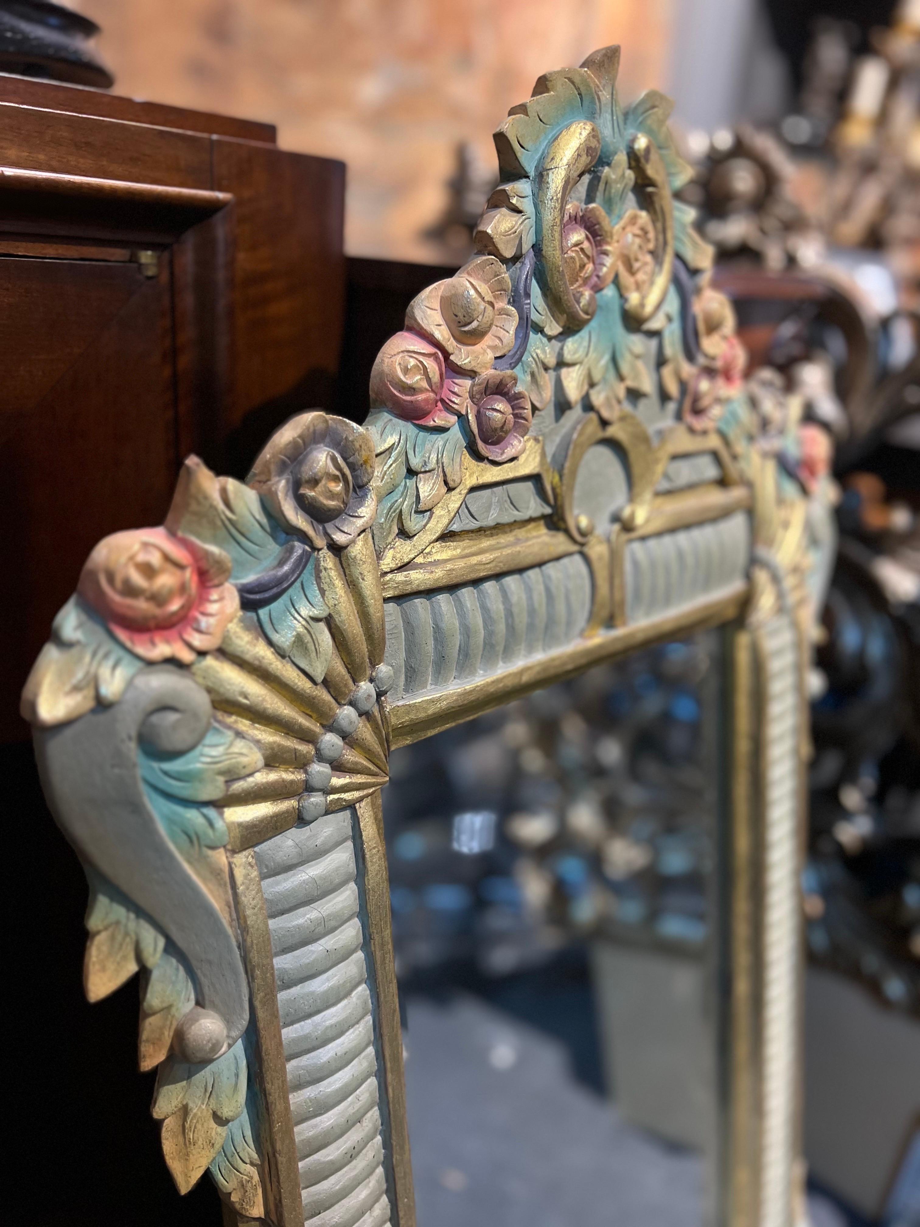 Miroir Art déco français du 20ème siècle sculpté à la main dans un cadre coloré en vente 1