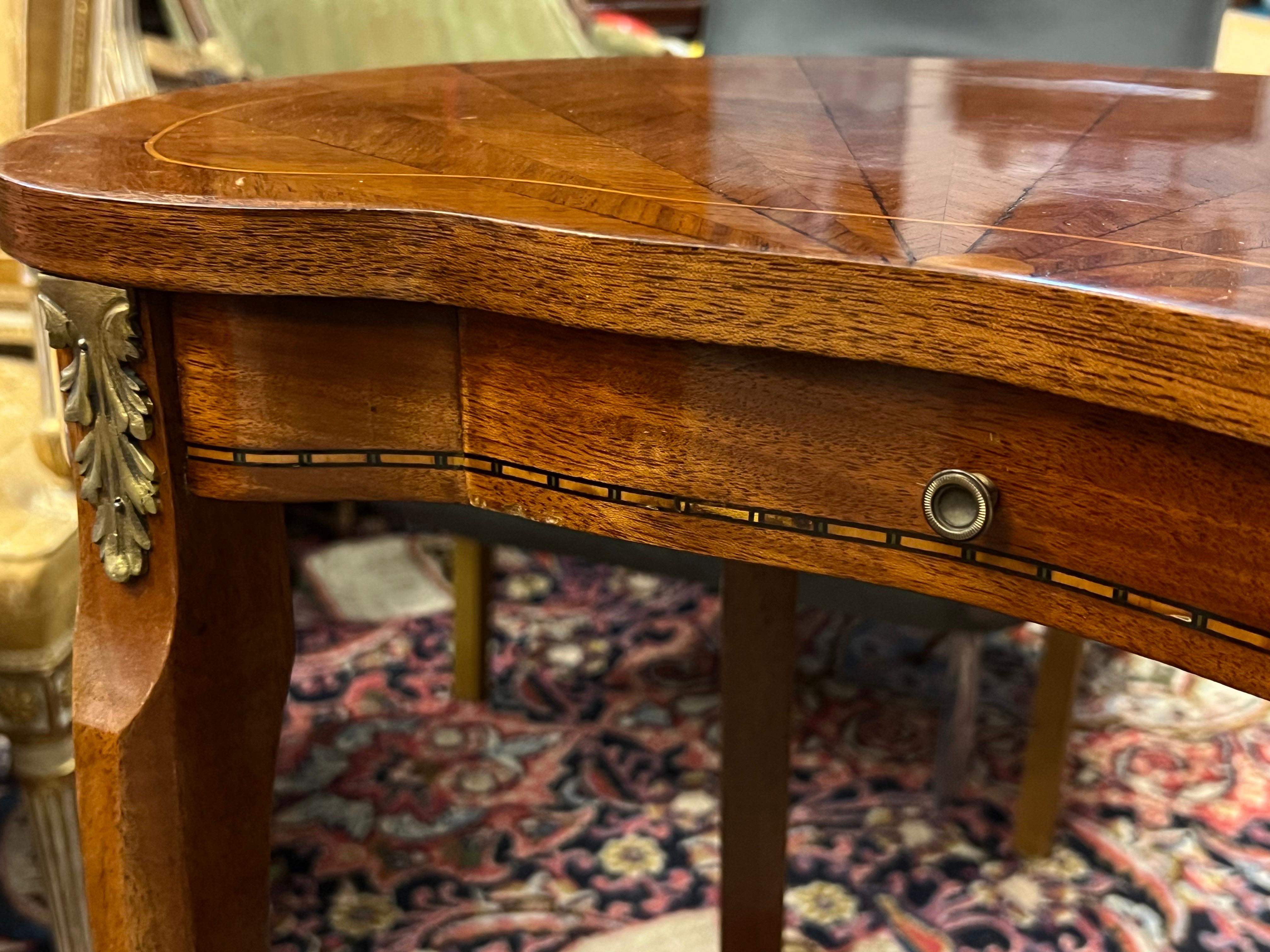 Sculpté à la main Table d'appoint française du 19ème siècle en bois de placage sur deux niveaux en vente