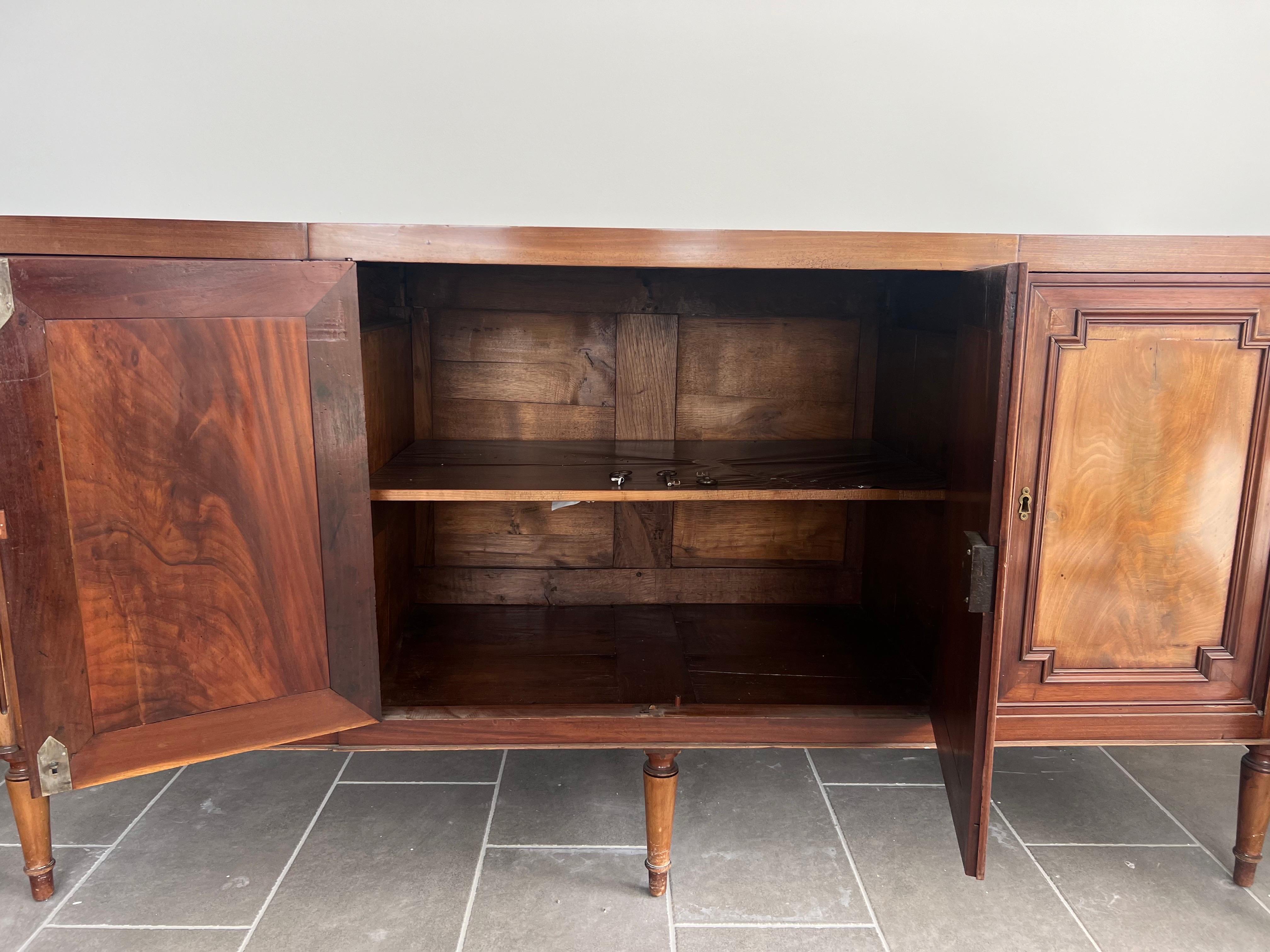Aparador francés de cuatro puertas de caoba del siglo XVIII con tapa de mármol rojo Mármol en venta